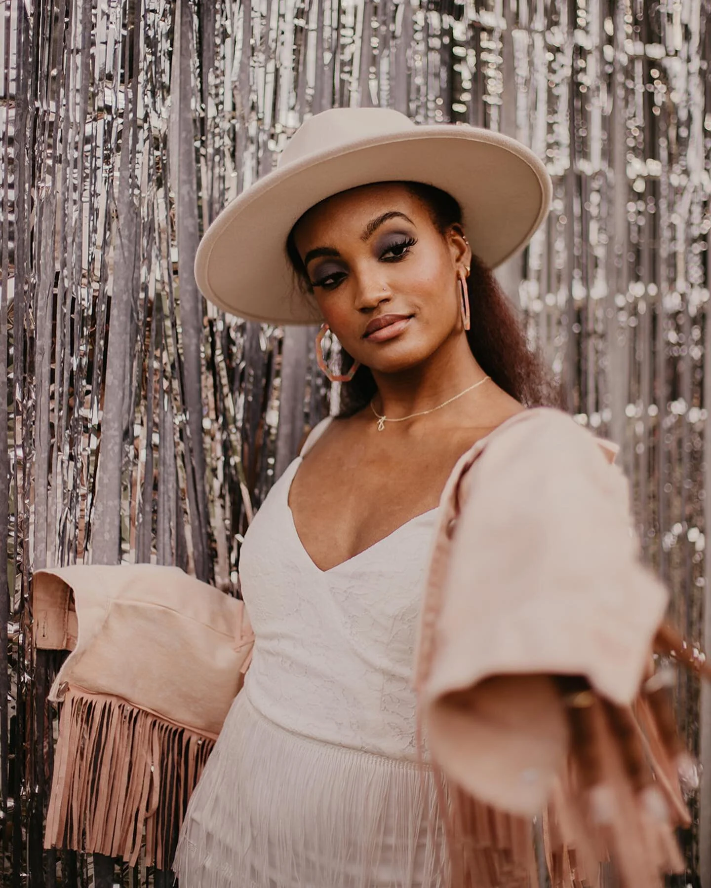 Host + Photographer: @lucky15photography 
Venue: @red_star_equestrian
Hair: @manesbyemilysullivan
Makeup: @skelsingartistry
Model: @ashley.lynae
Accessories: @simplythompsonboutique
Dresses: @lucky15photography 
Cake: @sweetloiscake
Floral Arch: @blo