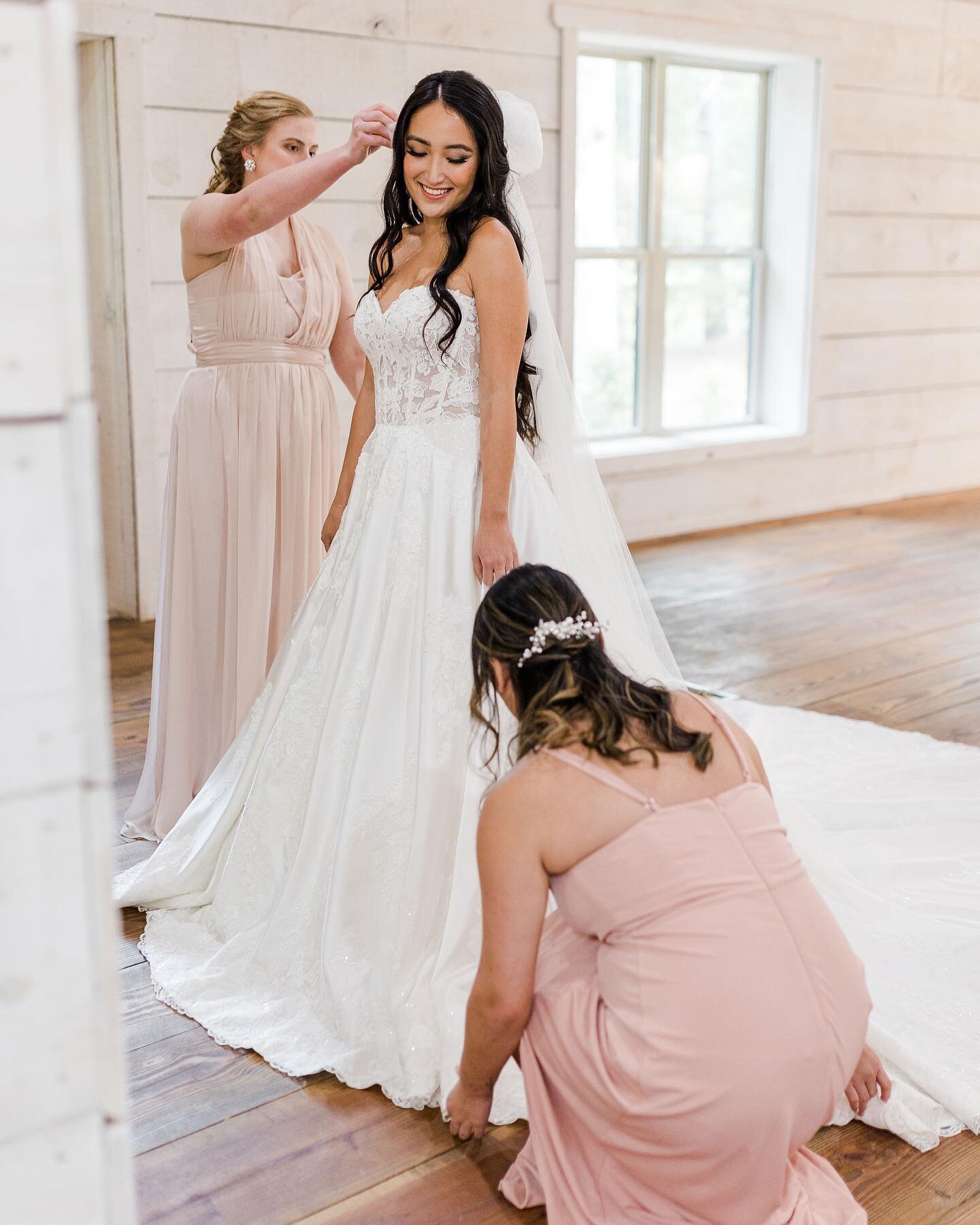 Bows will be a big trend in bridal for 2023. Can&rsquo;t wait to see how brides incorporate this fun detail into their special day ✨

&bull;

Venue:@kouryfarmsweddings
Photography:@amberbrannenphotography 
Styling: @ashliemullercelebrations
Makeup: @