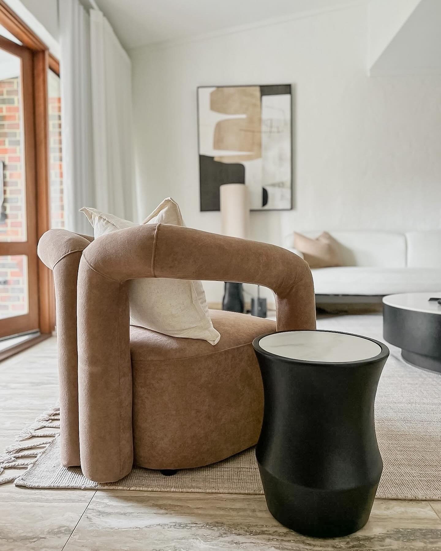 Bringing all the beautiful earthy tones to this Shenton Park install 
⠀⠀⠀⠀⠀⠀⠀⠀⠀
#perthpropertystyling #perthpropertystaging #propertystagingperth #propertystagingaustralia #interiorstylingideas #interiorstyling #interiorstylingaustralia #styling #dec