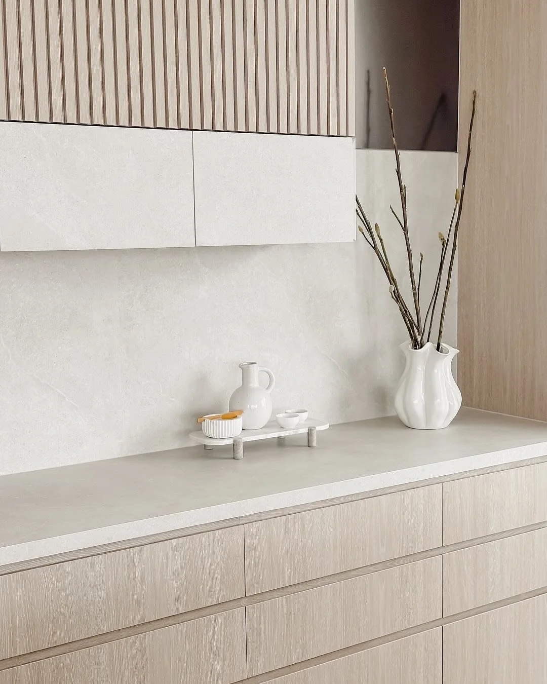 Refined details, always.
We believe in the beauty of restraint, that less really can be more. Our goal with real estate styling is always to let your home shine, and we achieve this by avoiding unnecessary clutter or distraction.
Instead, we layer te