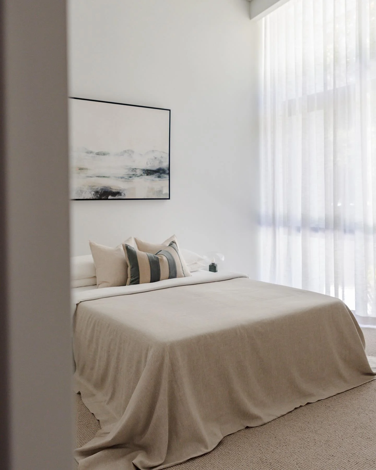 This bedroom captures that perfect balance. Neutral foundations with just enough colour to breathe life into the space. 
⠀⠀⠀⠀⠀⠀⠀⠀⠀
 #elevatewithPSCO #designthatsells #curatedliving