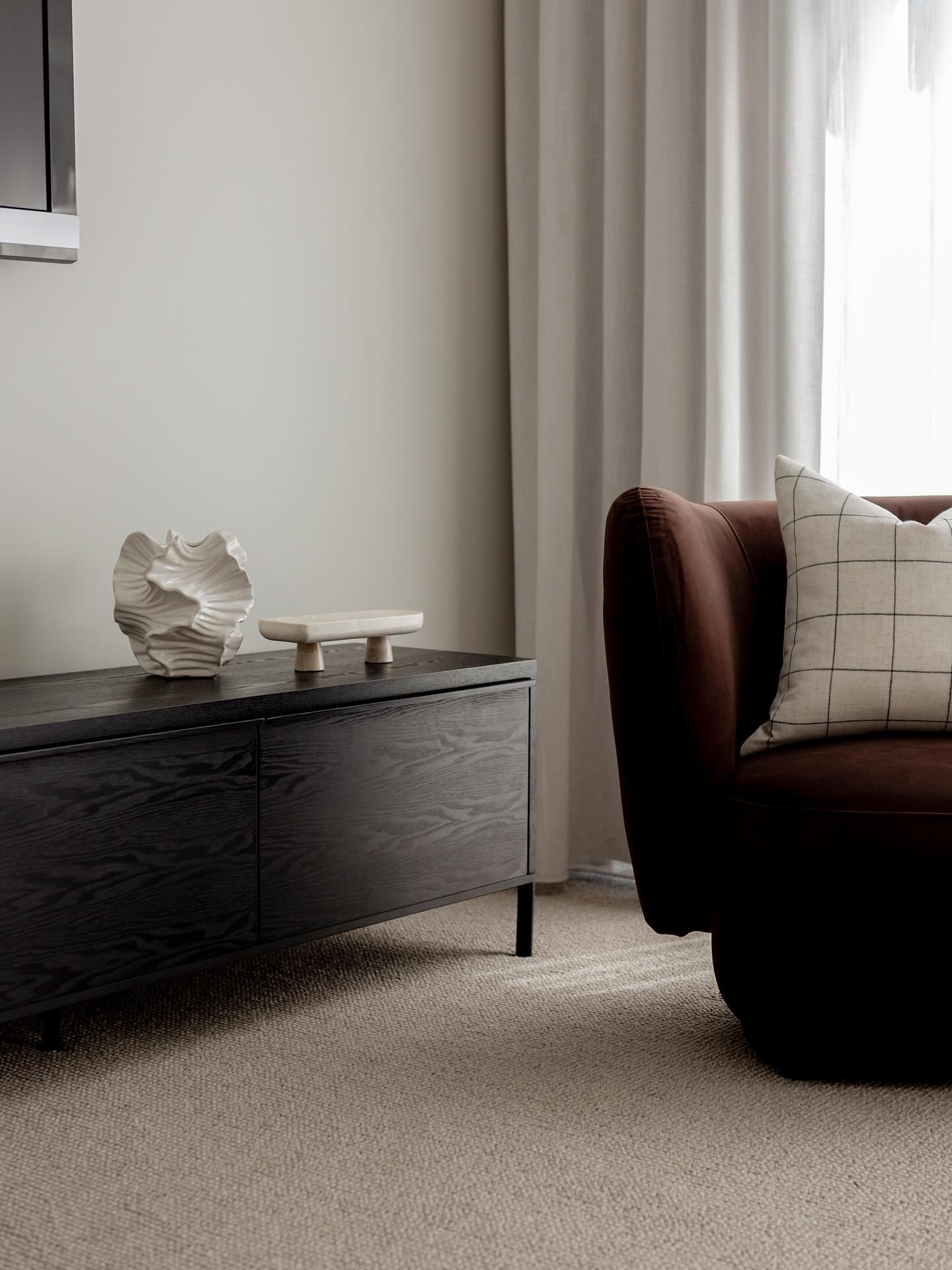 Chocolate tones and sculptural details. A match made in styling heaven.
⠀⠀⠀⠀⠀⠀⠀⠀⠀
⠀⠀⠀⠀⠀⠀⠀⠀⠀
#elevatewithPSCO #designthatsells #curatedliving