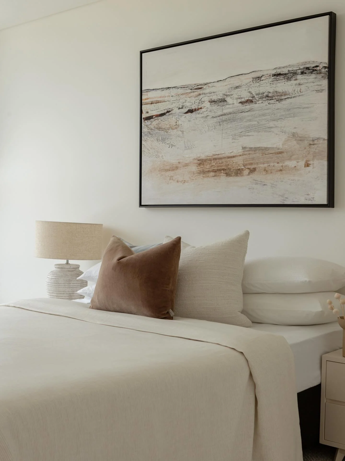 Creamy coastal tones that instantly put you at ease. It&rsquo;s amazing how the right blend of colour and texture can shift your whole mood. This is the kind of bedroom styling that feels like a deep exhale and a cool summer breeze.
⠀⠀⠀⠀⠀⠀⠀⠀⠀
 #eleva