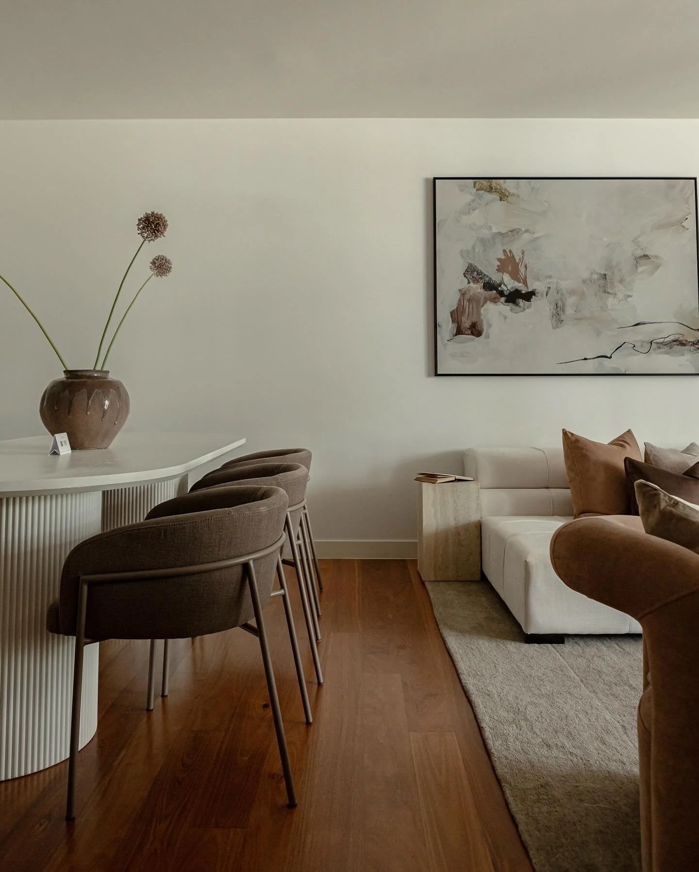 Earthy tones taking centre stage in North Freo. 
A beautiful and considered contrast to its coastal location on Leighton Beach. 
We love the depth that these colours bring 🤎

@sarahbourkeproperty 
⠀⠀⠀⠀⠀⠀⠀⠀⠀
 #elevatewithPSCO #designthatsells #curate