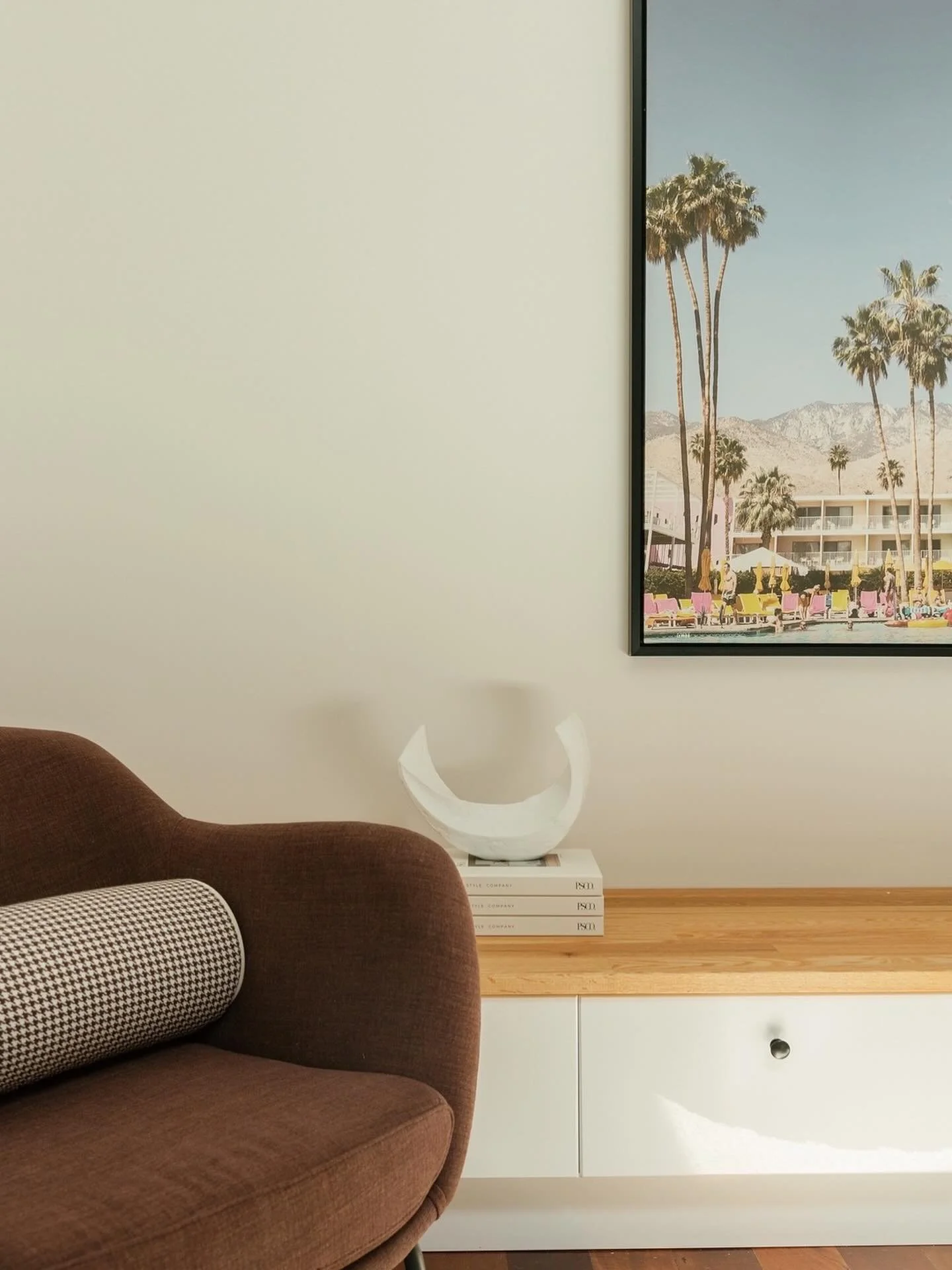 Every space deserves intention. Even the smallest of corners, when styled with care, bring a sense of wholeness. Adding depth to the story a home has to tell. 
⠀⠀⠀⠀⠀⠀⠀⠀⠀
#elevatewithPSCO #designthatsells #curatedliving