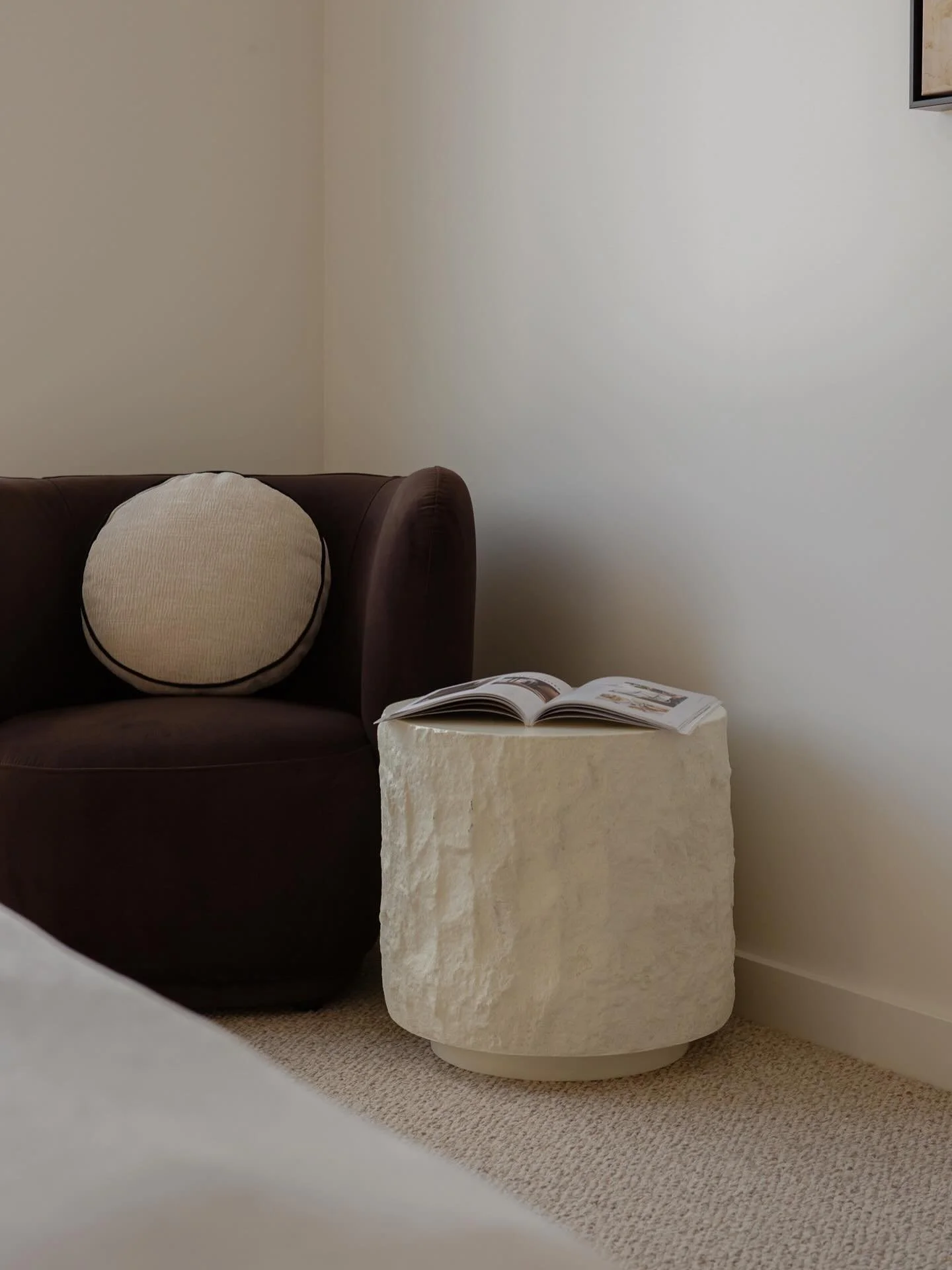 Warm chocolate tones and inviting textures turn a simple bedroom corner into a perfectly styled moment 🤎
⠀⠀⠀⠀⠀⠀⠀⠀⠀
 #elevatewithPSCO #designthatsells #curatedliving