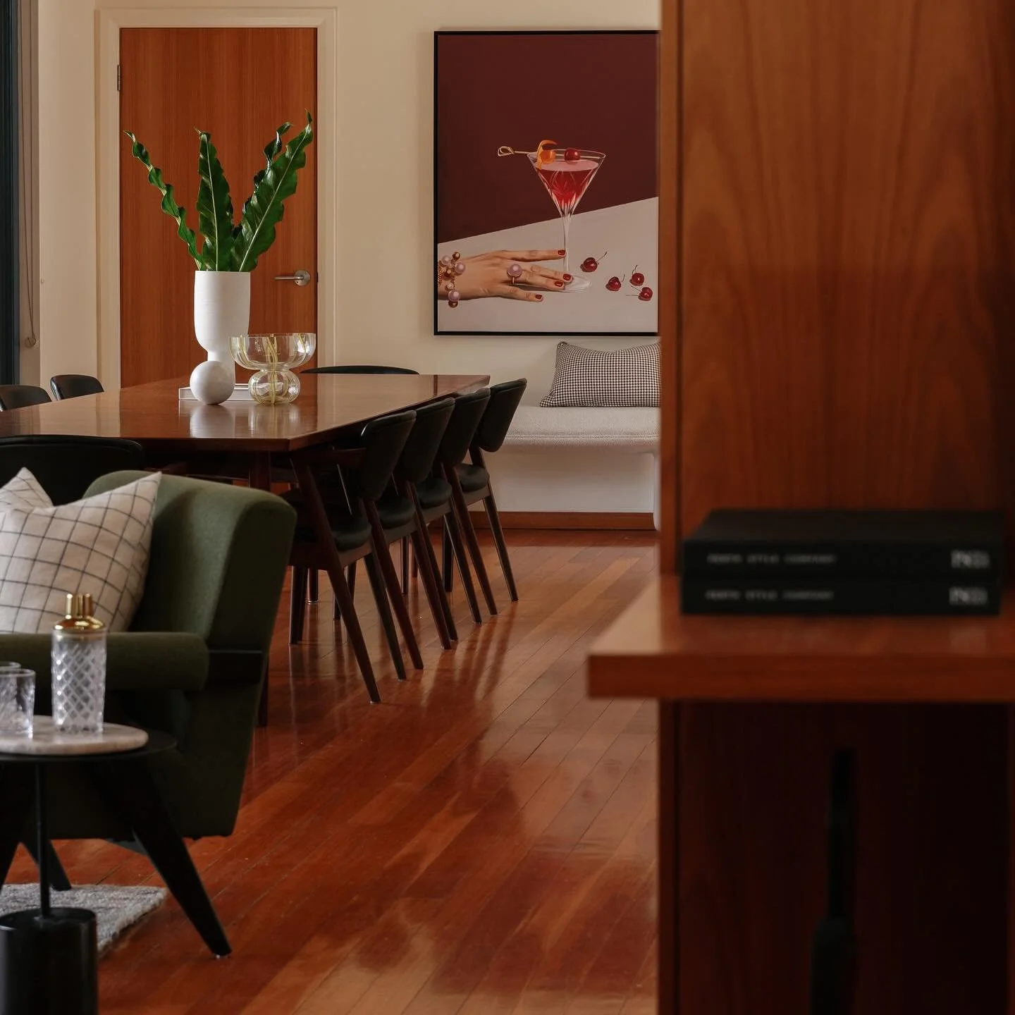 We love a midcentury moment 👌🏼
⠀⠀⠀⠀⠀⠀⠀⠀⠀
⠀⠀⠀⠀⠀⠀⠀⠀⠀
⠀⠀⠀⠀⠀⠀⠀⠀⠀
 #perthpropertystyling #perthpropertystaging #propertystagingperth #propertystagingaustralia #interiorstylingideas #interiorstyling #interiorstylingaustralia #styling #decor #homewares  #