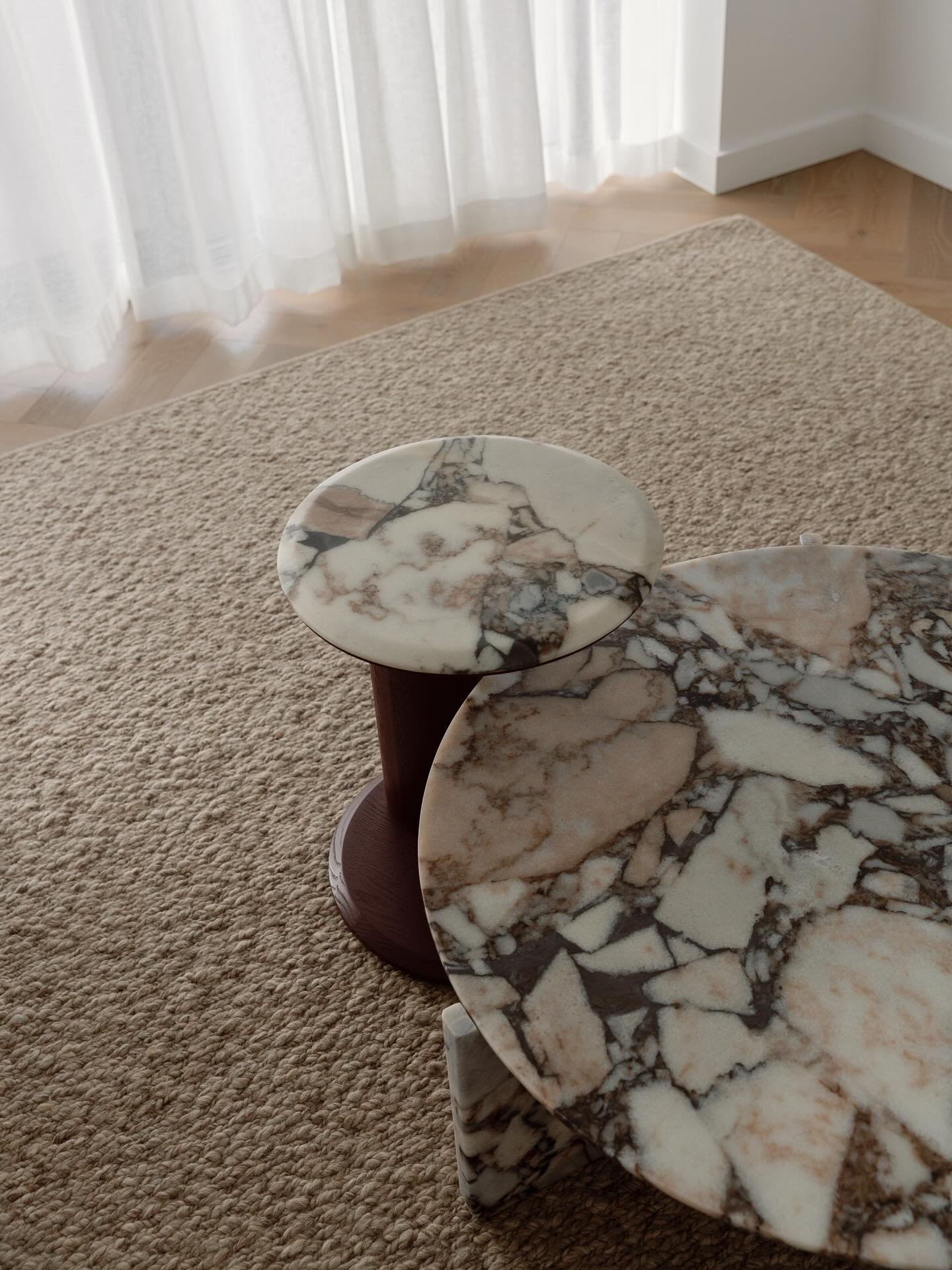 Texture HEAVEN! 
this gorgeous marble coffee table from @globewest , paired with the natural rug from @armadilloandco and the cute little pop of red in the nesting side table. Can&rsquo;t forget the stunning sheers from @curtainrepubliek, bringing so