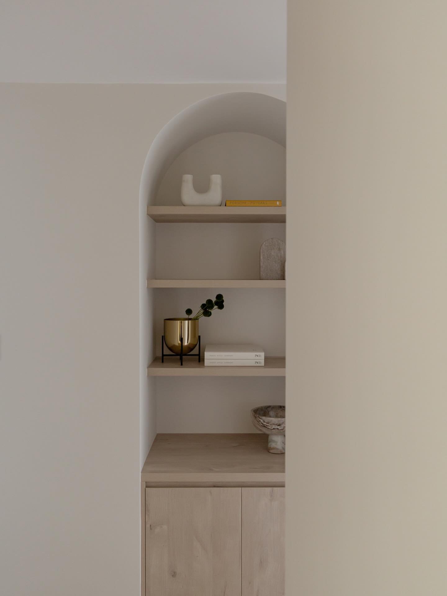 How good is a perfectly styled shelf? It&rsquo;s such a fine art creating something that feels elevated and layered without becoming too heavy or visually noisy. Safe to say our stylists know exactly how to strike that balance 👌🏼
⠀⠀⠀⠀⠀⠀⠀⠀⠀
 #elevat