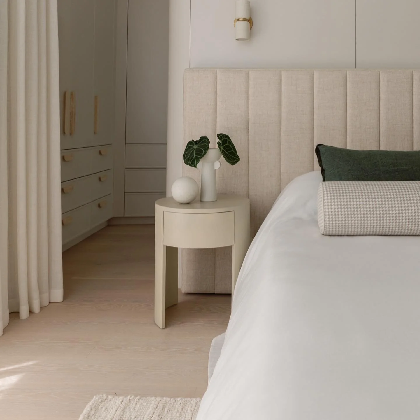 Bedroom moments in Sorrento. 
Soft, dreamy and luxe. 

Build by @calauttihomes 
Interior Design by @vanrhyndesigns 
Design by @david_wilkes_design 
Photography by @brittrichmond.studio 
Furniture and styling by @perthstyleco 
⠀⠀⠀⠀⠀⠀⠀⠀⠀
#elevatewithPS