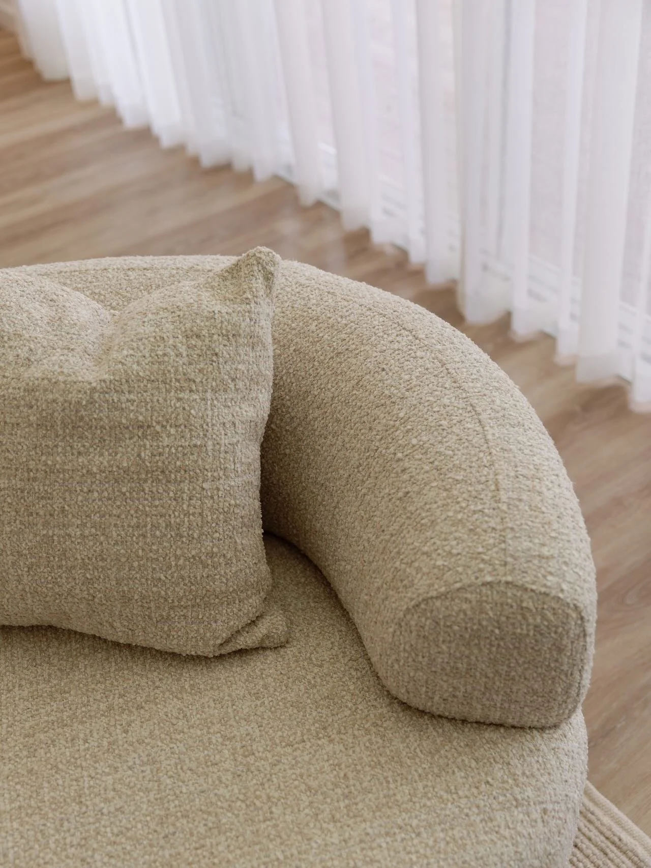 Let&rsquo;s talk about choosing the right sofa for families with young kids.
⠀⠀⠀⠀⠀⠀⠀⠀⠀
One of the biggest misconceptions we hear is that a family-friendly sofa has to be dark, practical, and compromise on style. But truthfully, it&rsquo;s the fabric 