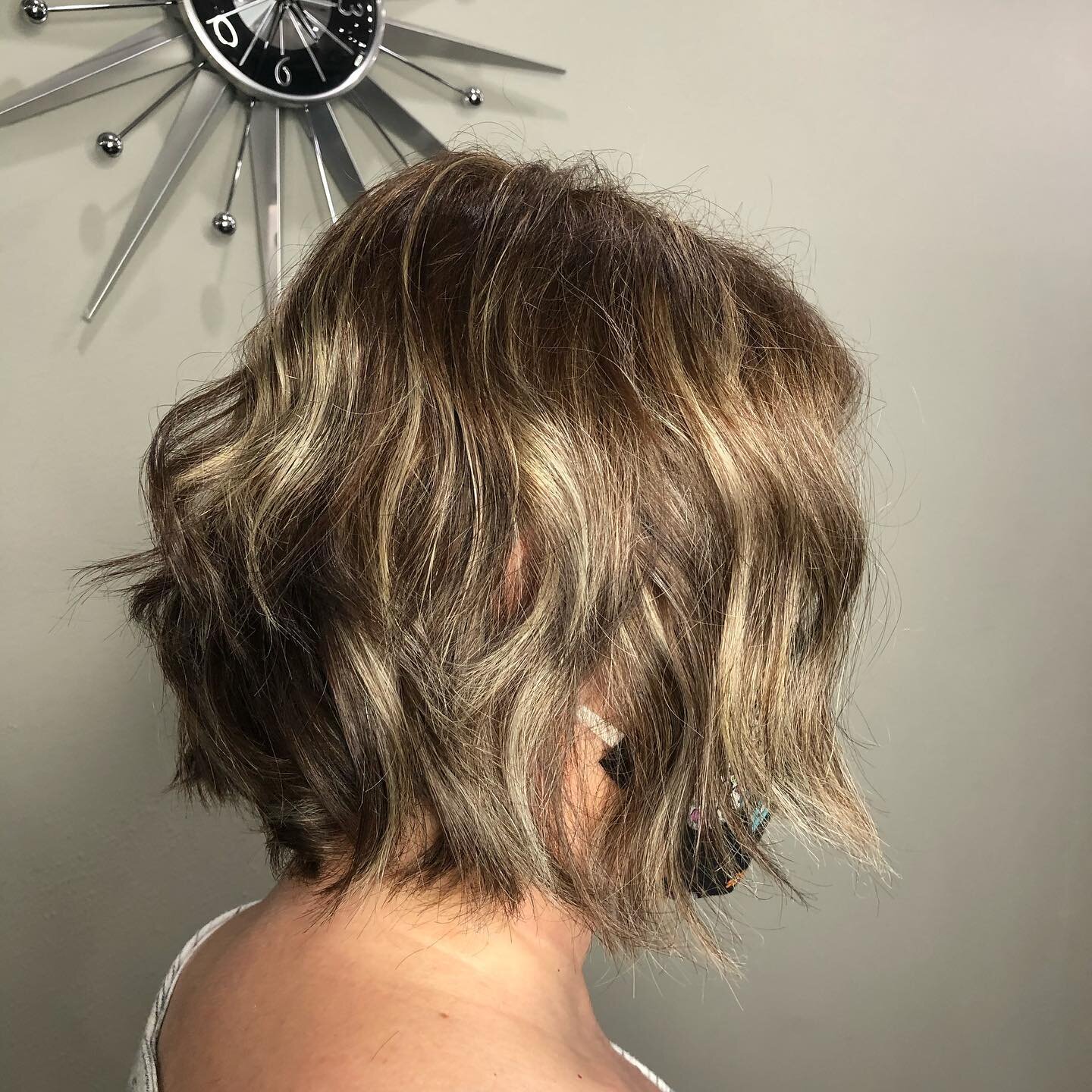 Love these highlights on this textured bob by @beautybylaurellulu  @wooptidosalon 
.
.
.
.
#portlandhairstylist #wheretagotagetado #womanownedbusiness #highlights #bob #texturedbob #shorthair