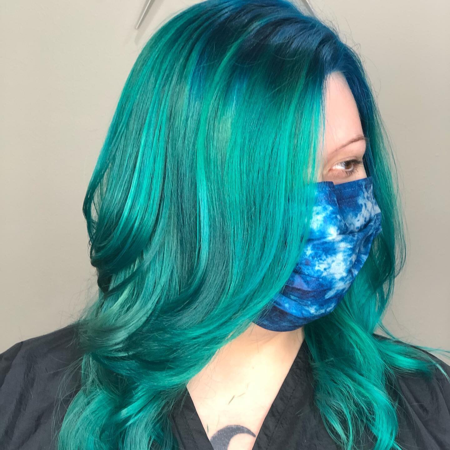 Teal with royal shadow root by @hellomalloryy_hair @wooptidosalon #wheretagotagetado 
.
.
.
.
#womanownedbusiness #hairstyles #pulpriot #pulpriothair #portlandhairstylist #portlandsalon #greenhair #bold