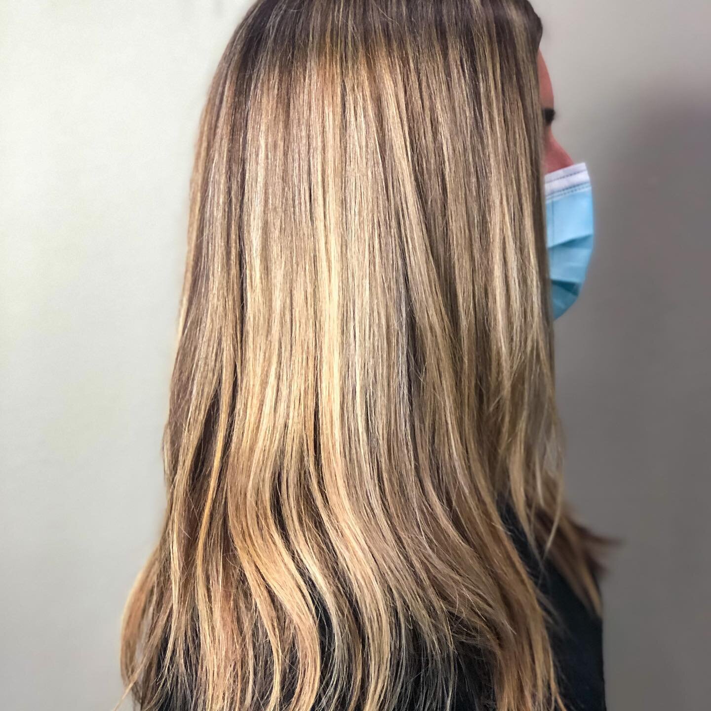 Gorgeous color and texture by @beautybylaurellulu 👏 @wooptidosalon 
#wheretagotagetado
.
.
.
.
.
.
.
.
.
.
.
#pdxhairstylist #portlandhairstylist #highlights #babylights #womanownedbusiness