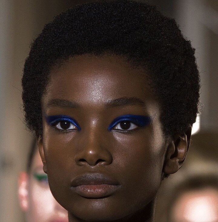 It&rsquo;s the glowy skin (and blue eyeshadow) for us.
.
[Valentino Haute Couture FW18]
.
#editorialmakeup #blackownedbusiness #blackownedbeautybusiness