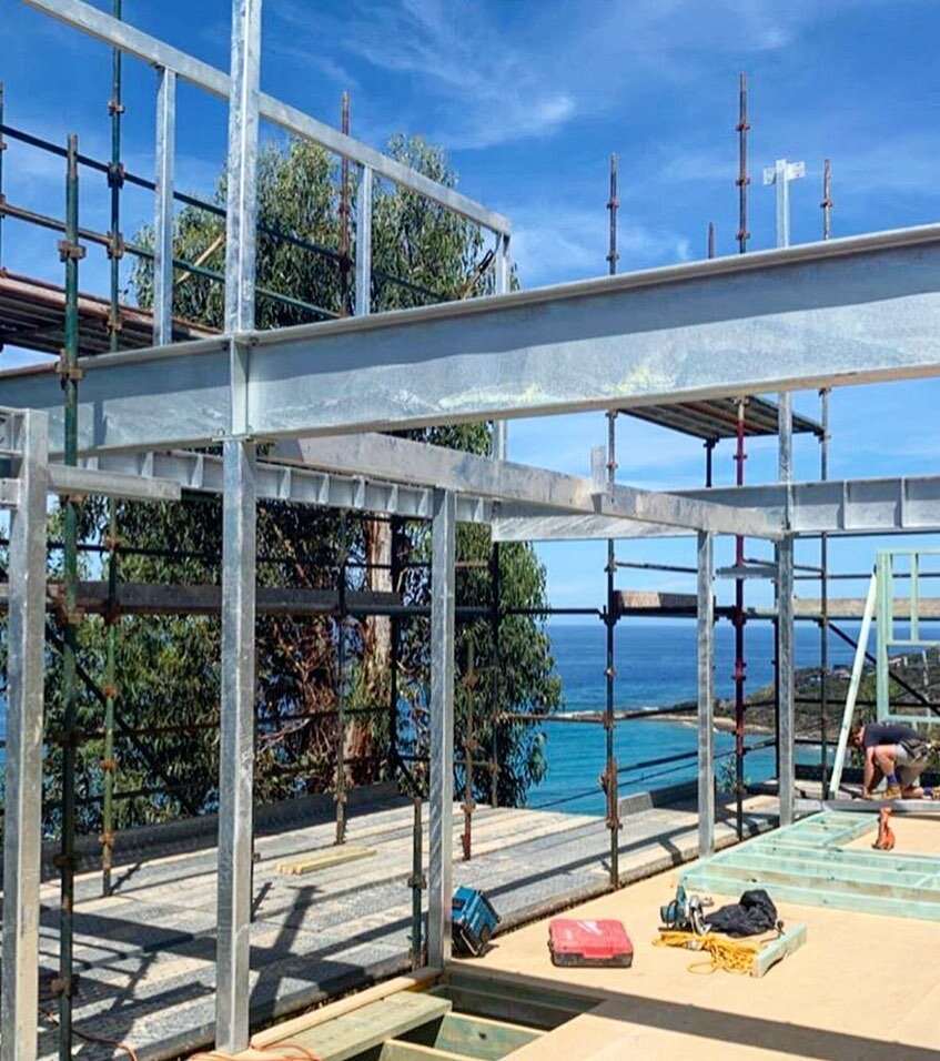 Final structural steel lift at Dunoon, Wye River.