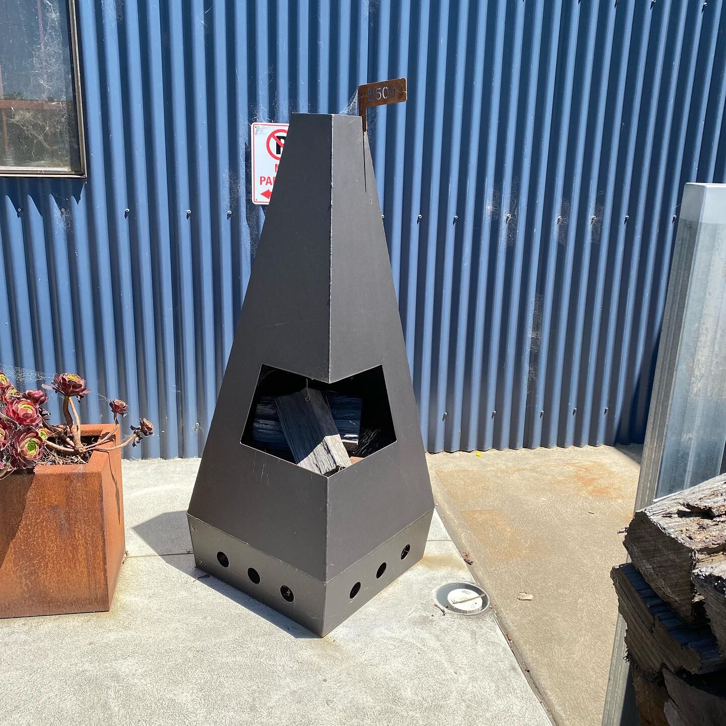 Psst&hellip;.Santa, this black Chiminea fire pit is only $500!!!!
Ready to go, could be the final touch to your backyard landscaping project, in time for Christmas. 

#loriccoengineering #eastendsteel #madeincolac #thinksteelthinkeastendsteel #geelon