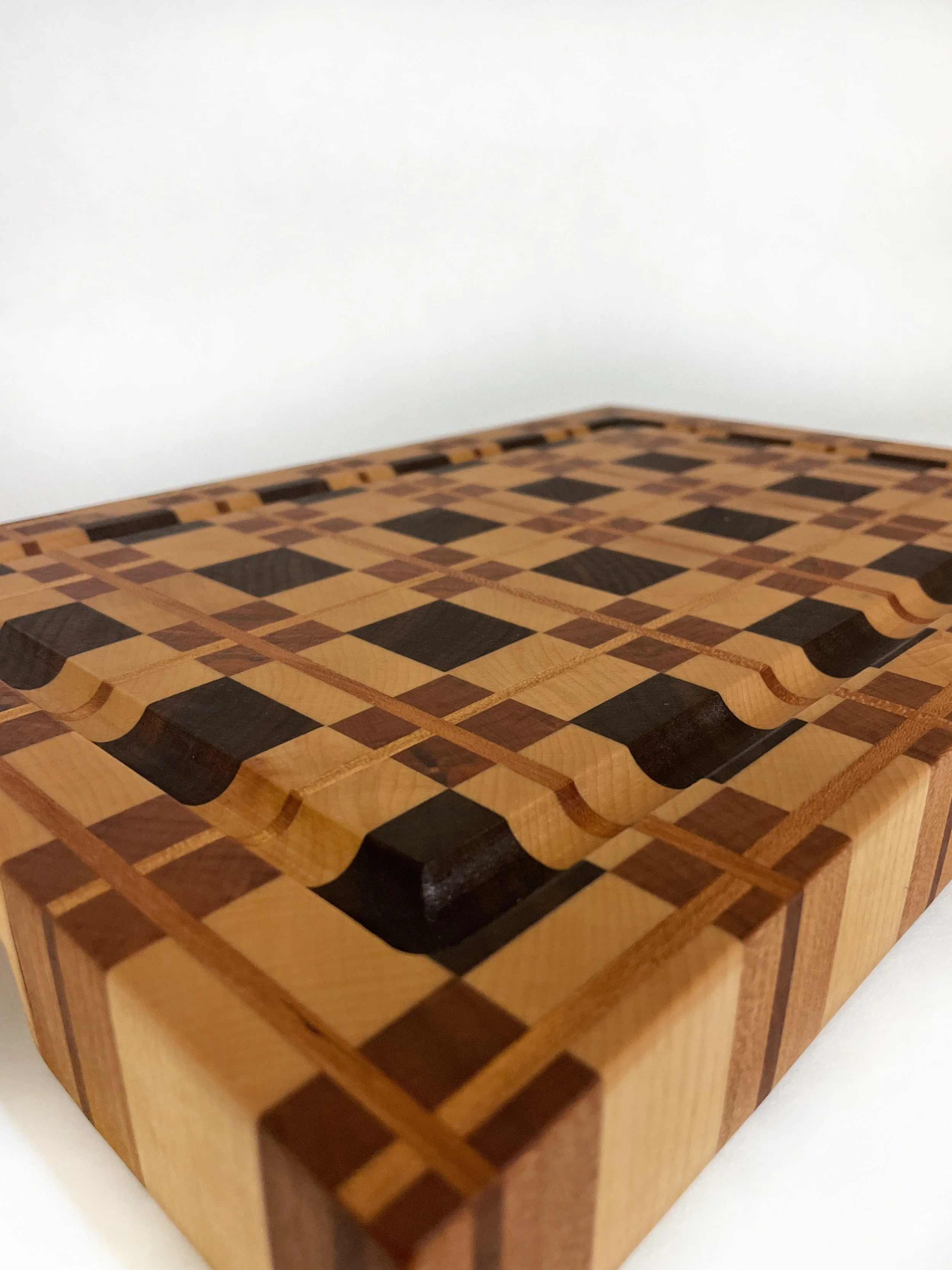Arden Grand Cutting Board – Maple Cherry Walnut Plaid Edge Grain Hardwood