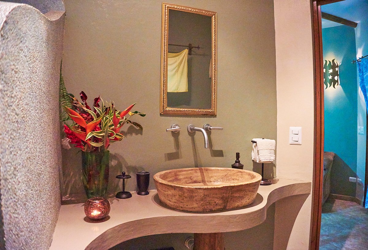 manoas-luxury-villas-casa-heliconia-bathroom-1.jpeg