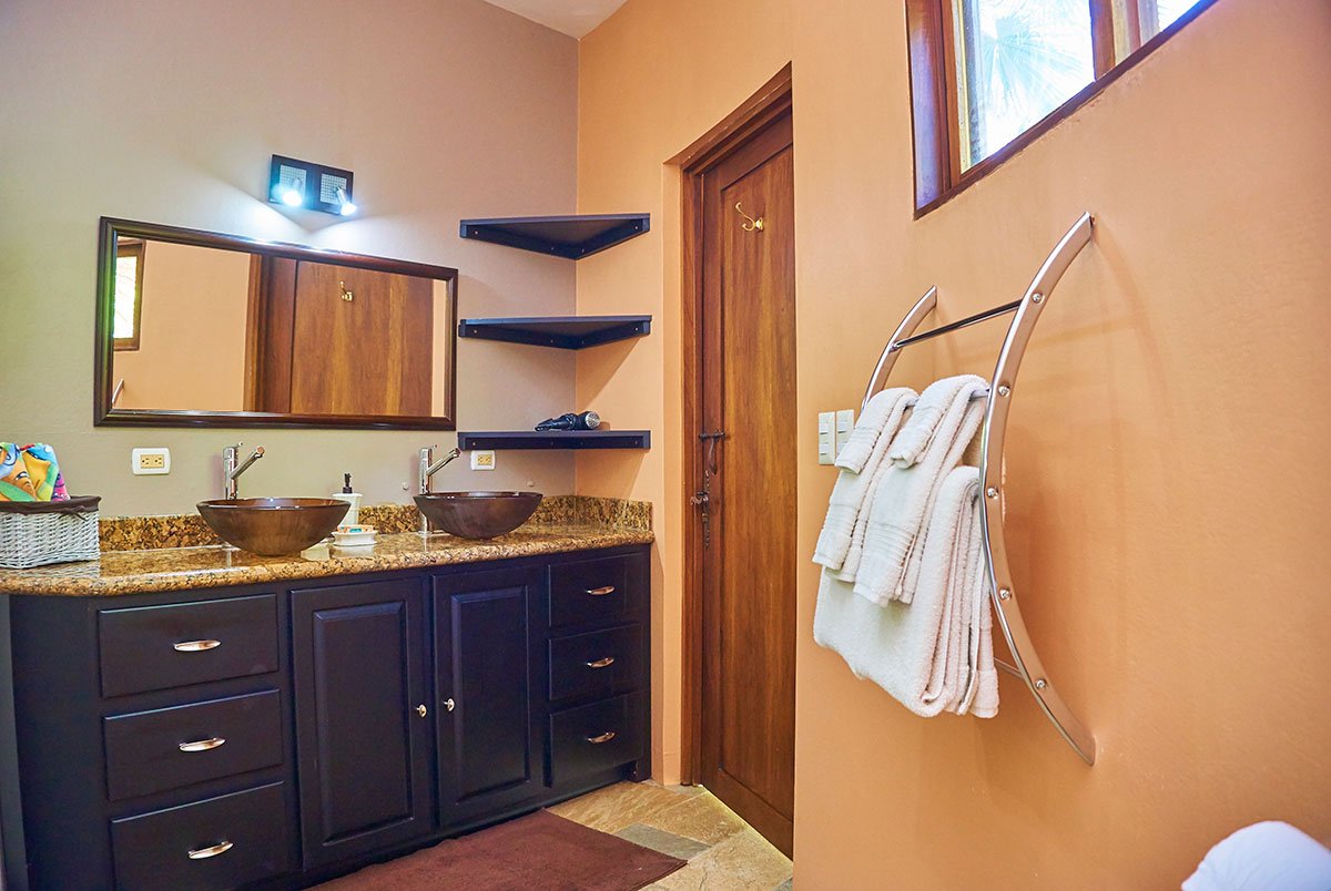 manoas-luxury-villas-casa-rio-bathroom-2.jpeg