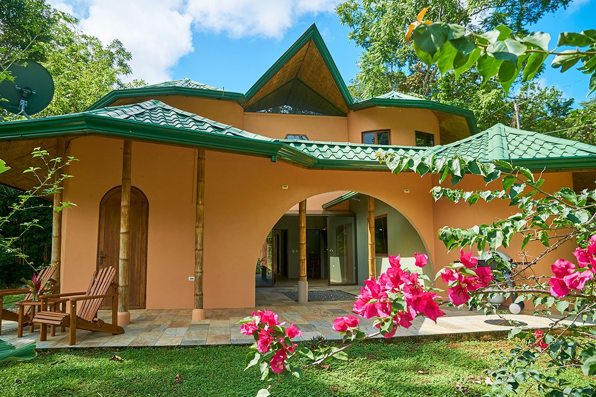 manoas-luxury-villas-casa-rio-patio.jpeg