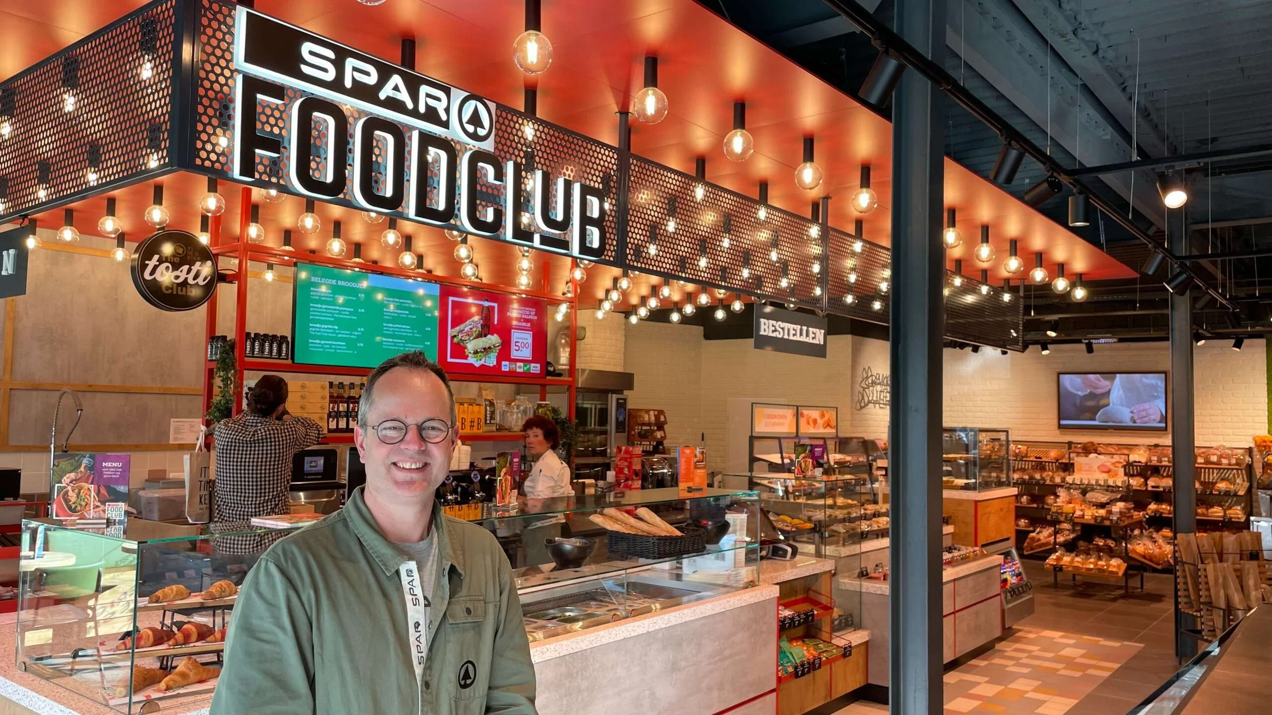 Binnen in supermarkt De Spar met foodcourt in Philippine Zeeland