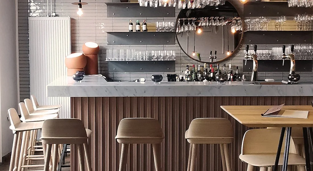 Interior van Chev waar je ongedwongen kan genieten van heerlijk en eerlijk eten kan in Sas van Gent. Gastvrouwe Virginie vertelt je er alles over terwijl je zit te genieten op het aan het kanaal gelegen terras.