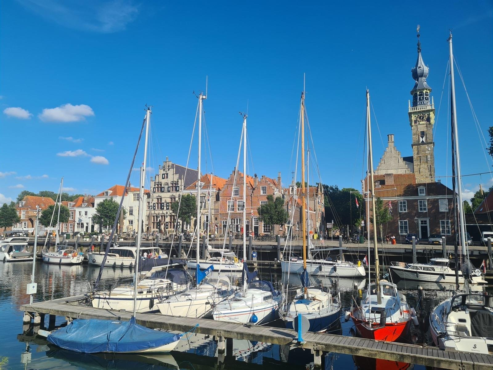 Veere, van alle Zeeuwse steden en dorpen is dit onze favoriet. Veere is klein en fijn, prachtig gelegen aan het Veerse meer.