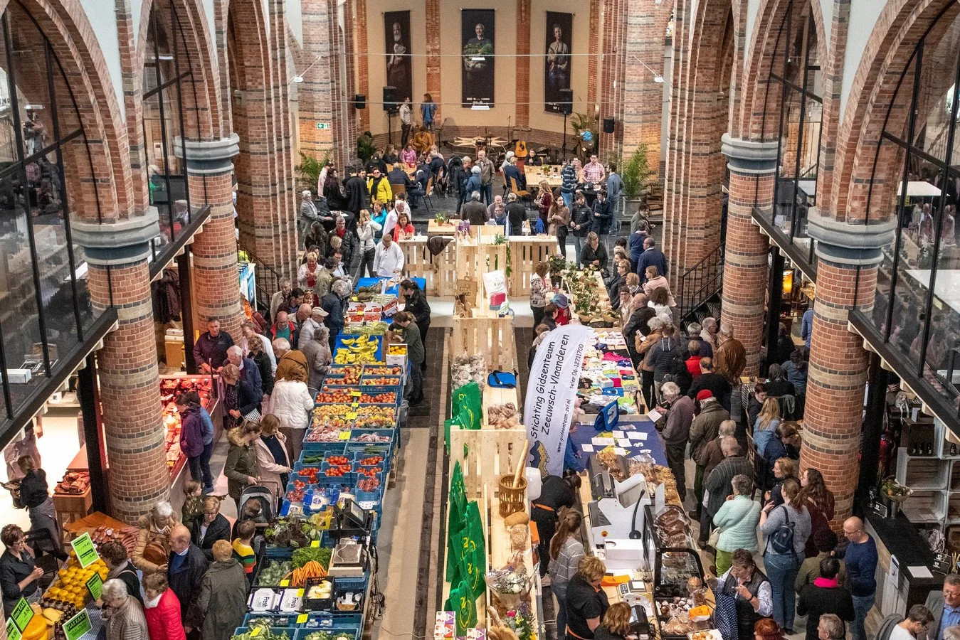 Binnenaanzicht van Markt 4 in Sas van Gent de voormalige kerk omgetoverd tot een culinaire markthal waar je heerlijk je boodschappen kunt doen.