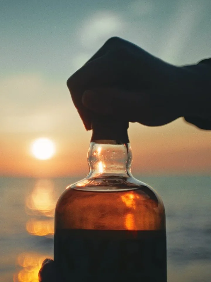 Smoky. Sexy. Simple.
Der @kyrodistillery Peat Smoke in der Atmosph&auml;re wie man ihn genie&szlig;en will. 

Bei dem Anblick k&ouml;nnte ich wieder einen Schluck probieren. Geht&rsquo;s dir &auml;hnlich? 😄