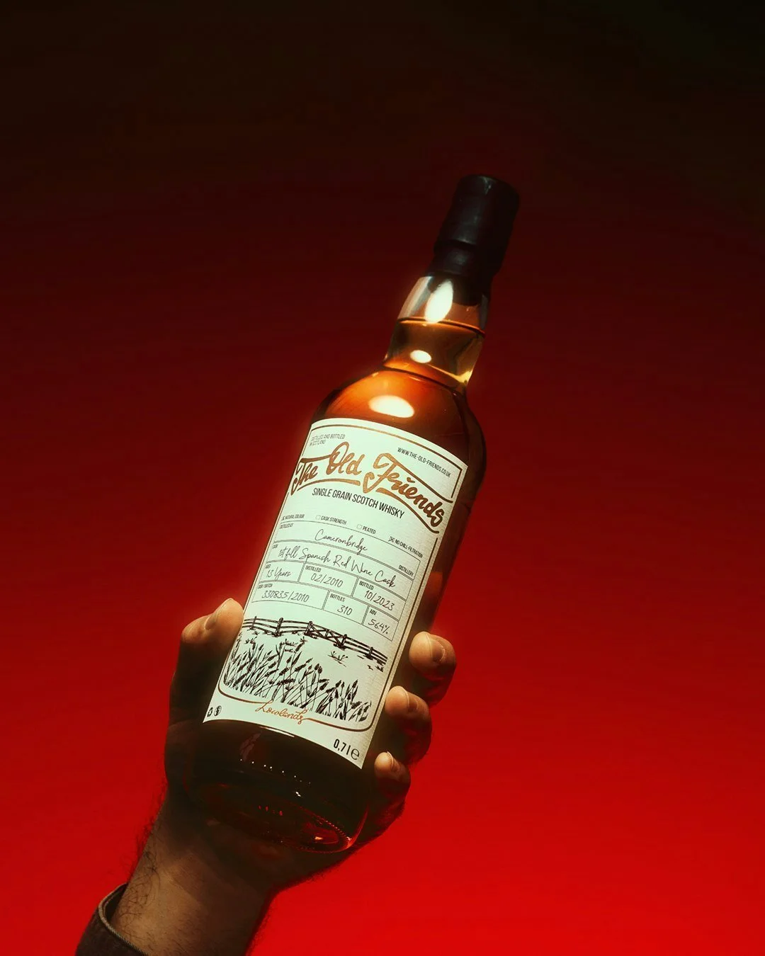 Wenn eine Marke so viel Sorgfalt in jede einzelne Flasche steckt wie das Scotch Universe, sollte das Bild davon nicht generisch sein. Und um dieses Bild zu komplementieren, gibt es noch mehr Bilder aus der Reihe. 

Hier ein Old Friends Whisky, den ic