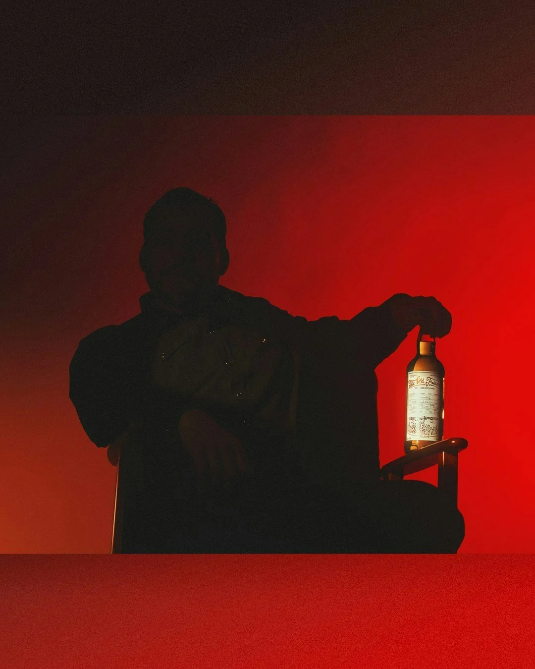 Deutsche Werbefotografie ist oft sehr konservativ. Alles muss sichtbar sein. Blo&szlig; nicht zu dunkel.

Dieses Bild zeigt so wenig und trotzdem bleibt es h&auml;ngen. Die Silhouette, das Licht, die Flasche. Kein Produktshot im klassischen Sinne, ab