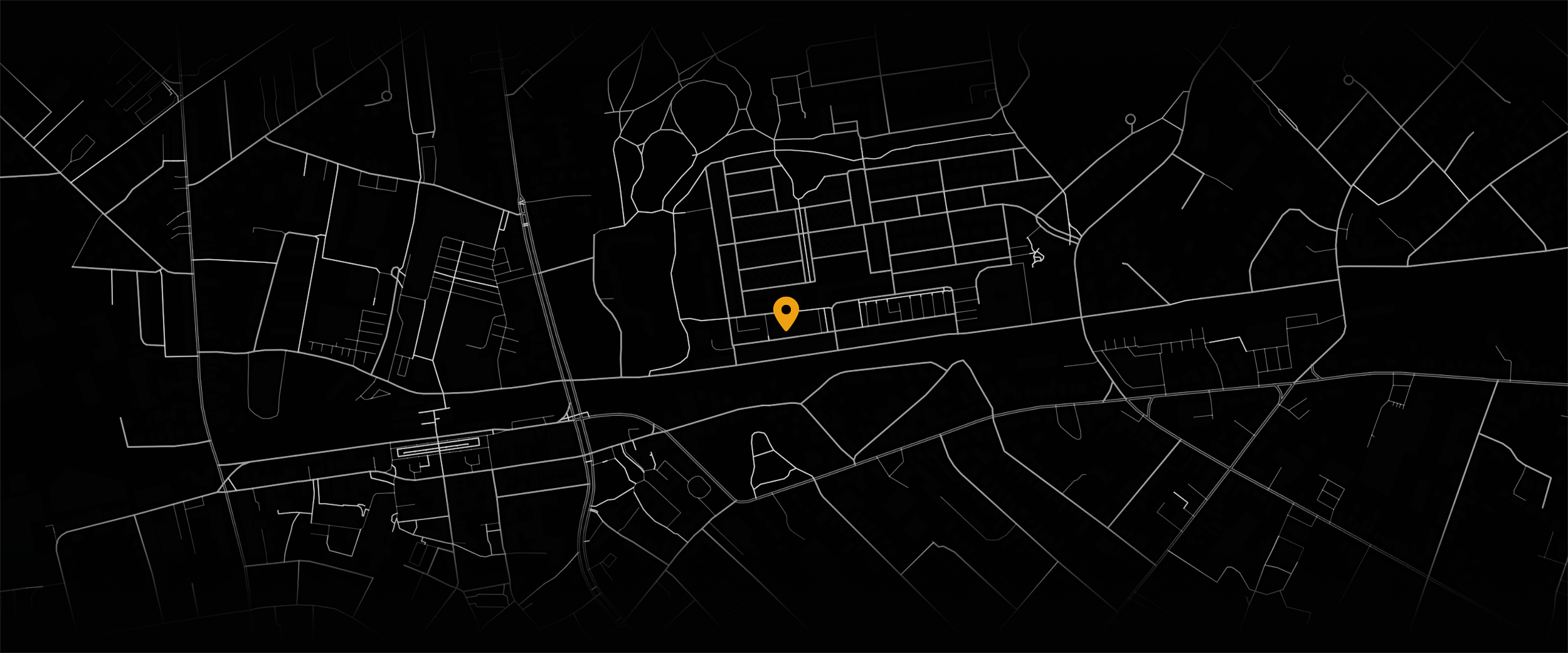 Digitaler Stadtplan mit schwarzen Hintergrund, weißen Linien für Straßen und einem gelben Marker in der Mitte.