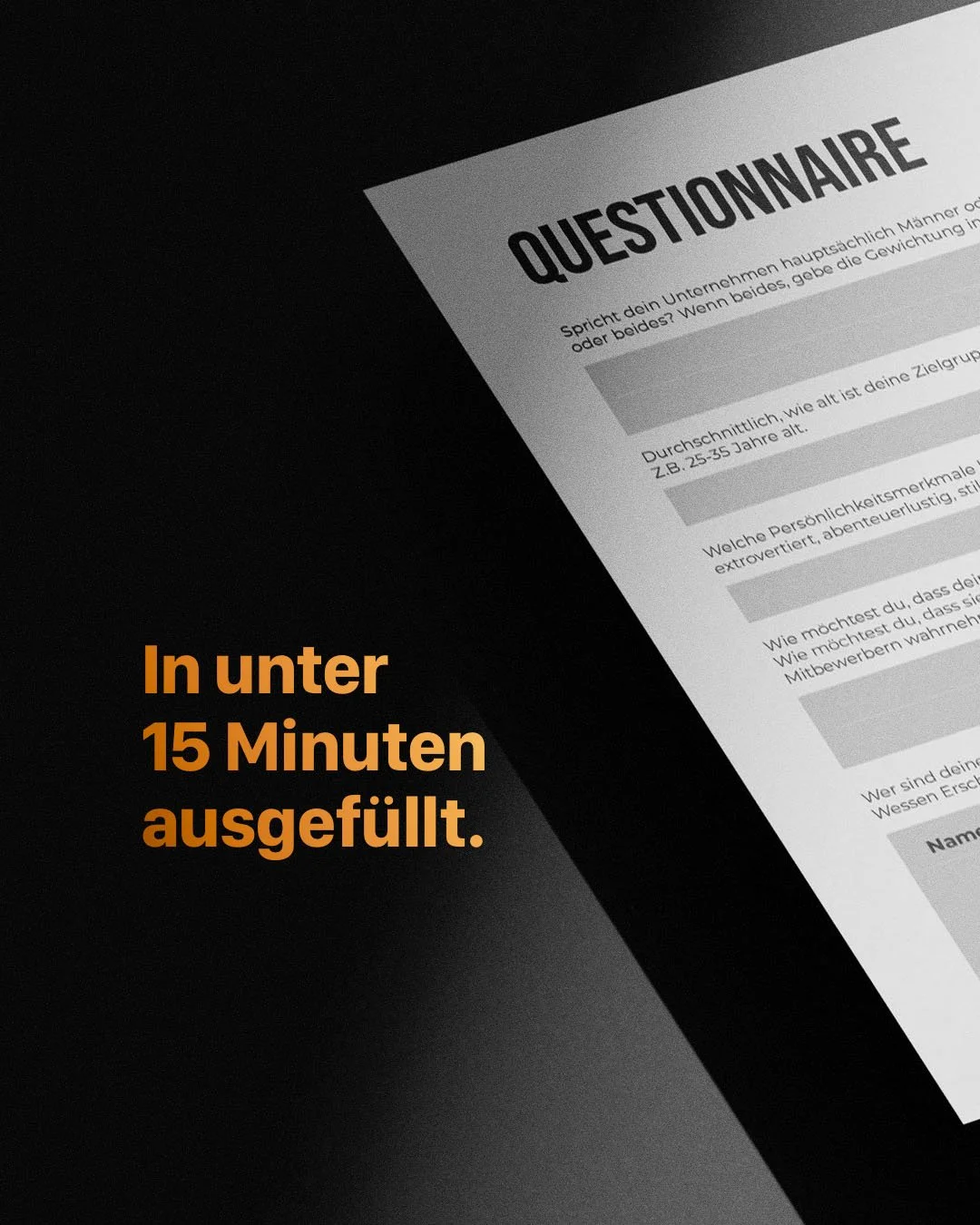 Fragebogen mit Text "In unter 15 Minuten ausgefüllt" auf schwarzem Hintergrund.
