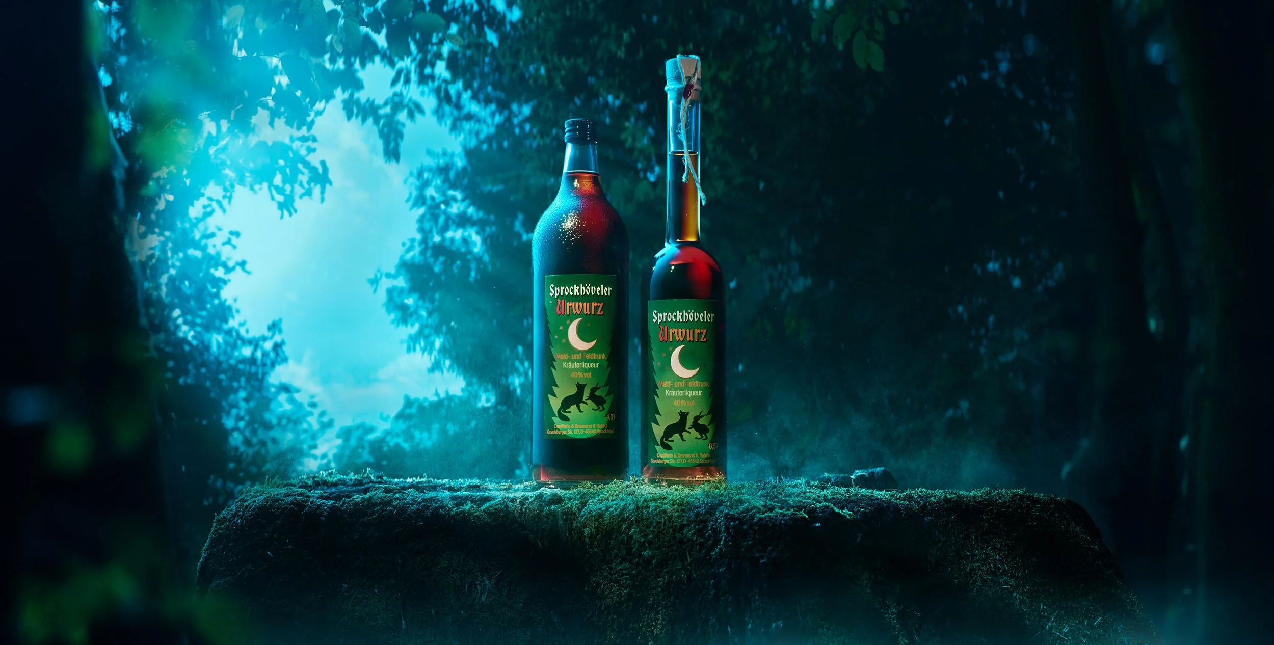 Zwei Flaschen mit der Aufschrift "Sprockhöveler Urwurz" stehen auf einem moosbedeckten Stein in einem Wald. Die Etiketten zeigen einen grünen Hintergrund mit einer Mondsichel und einem springenden Wildschwein. Die Szene ist in einem mystischen Licht 
