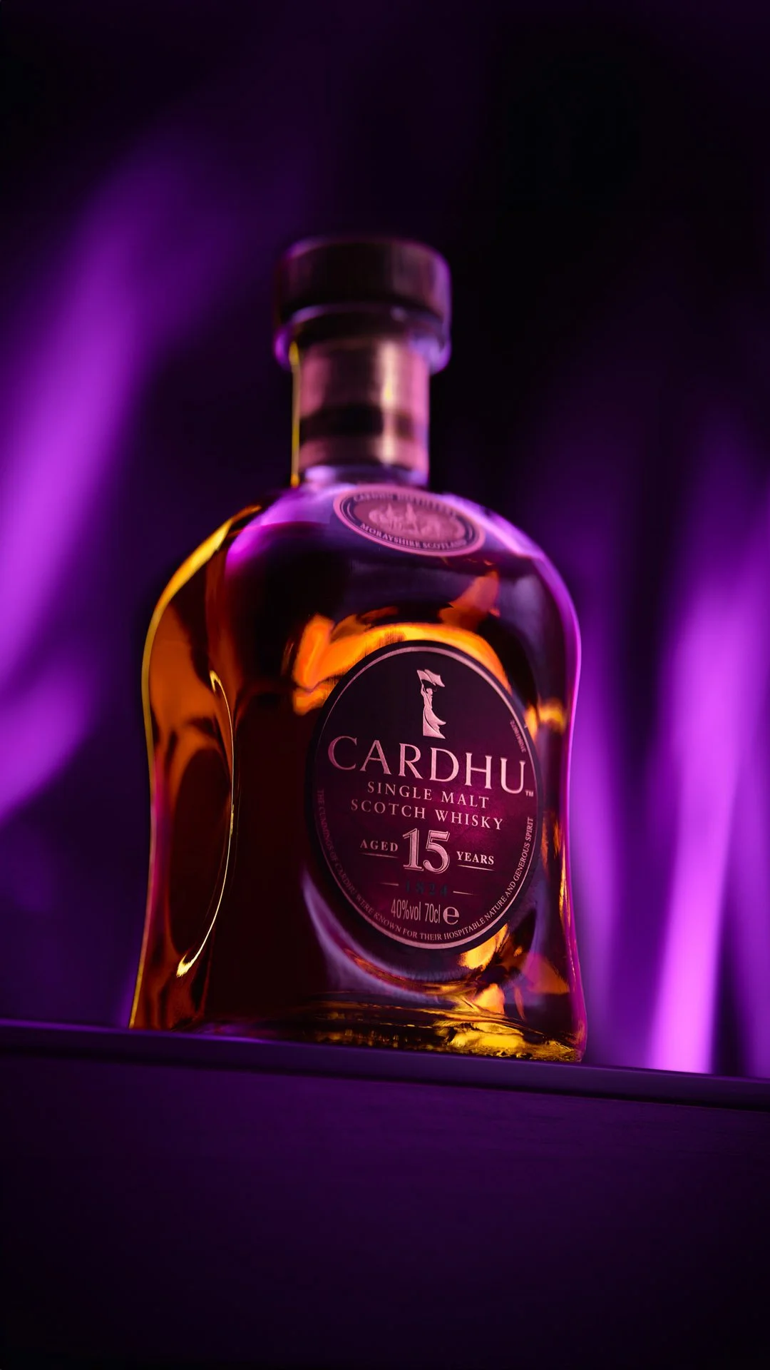 Flasche Cardhu Single Malt Scotch Whisky, 15 Jahre alt, in lila beleuchtetem Umfeld.