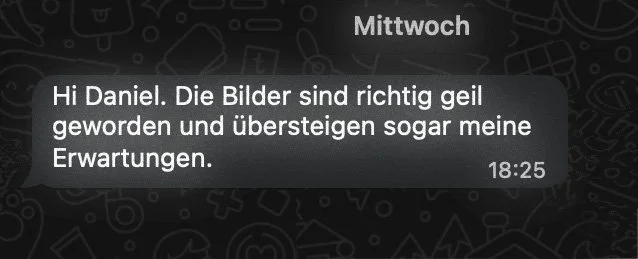 WhatsApp-Nachricht mit grünen Hintergrund, in der steht: 'Hi Daniel. Die Bilder sind richtig geil geworden und übertreffen sogar meine Erwartungen.'