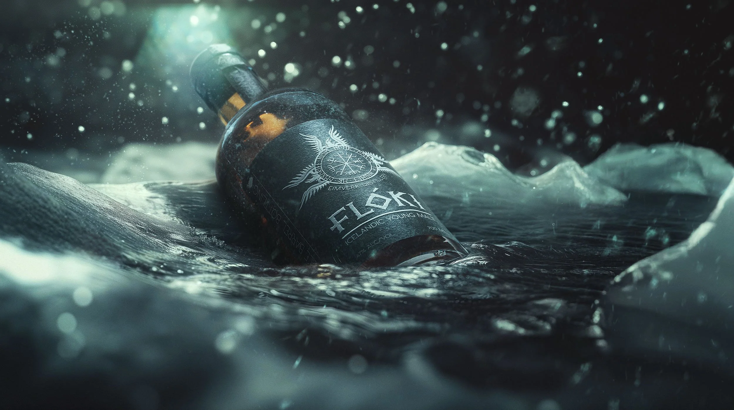 Flasche mit „Flóki Icelandic Young Malt“ auf Wasser mit Eis und Spritzwasser.