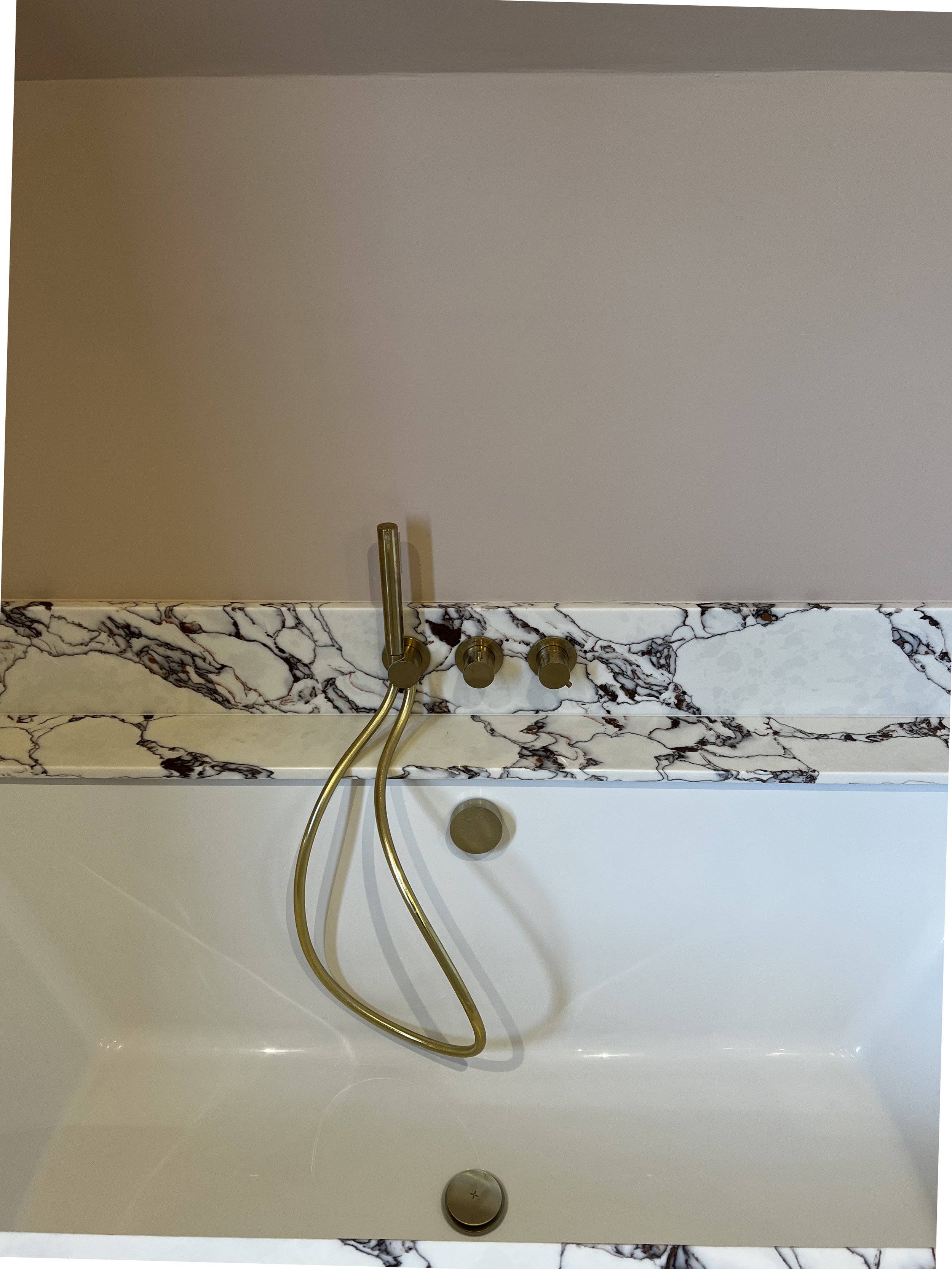 Bath surrounds in marble