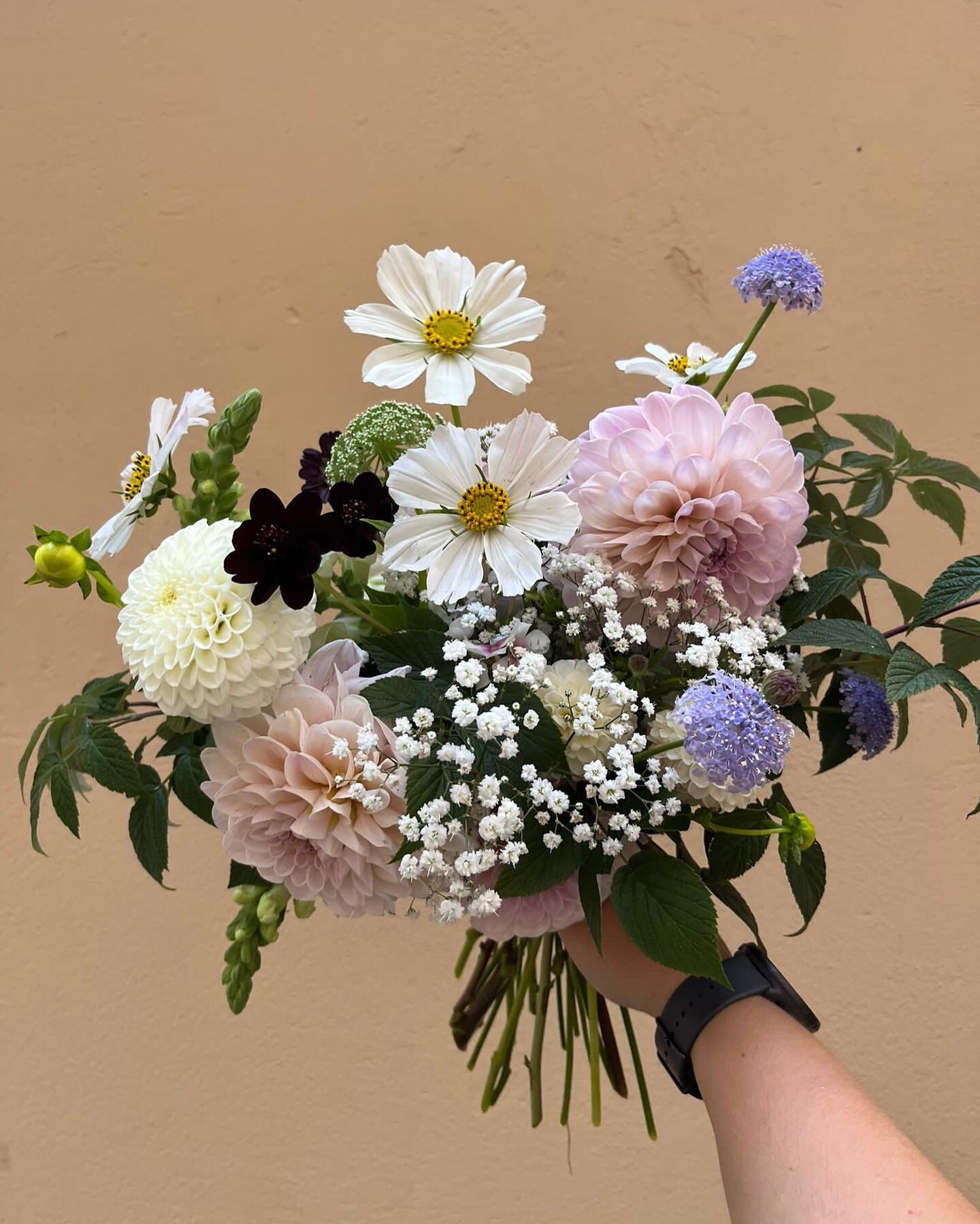 This beauty, made and designed by @anniaro for last week&rsquo;s fab bride Satu is just so stunning don&rsquo;t you think? 

And this week&rsquo;s bridal for lovely Antonia is also stuning 😍 we&rsquo;ll share it later this week. 

Blooms by @annanii