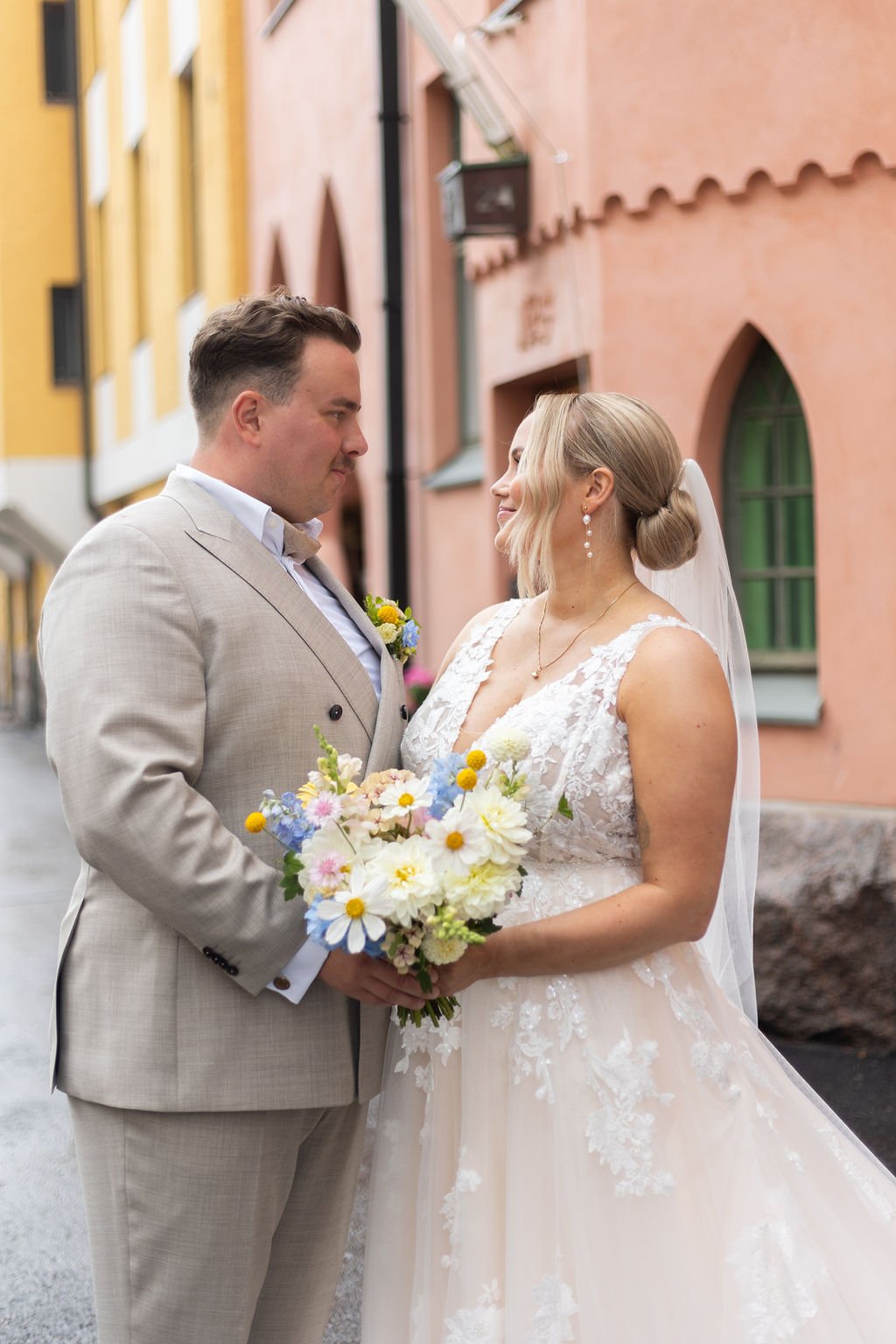 Värikkään pastelliset hääkukat