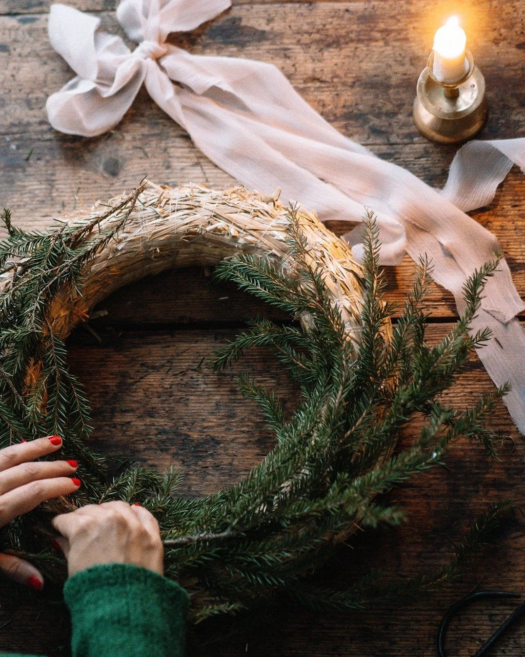 Loppuvuoden kranssipajat 🌲✨
Lämpimästi tervetuloa virittäytymään adventin aikaan ja tunnelmoimaan lähestyvää joulua Studio Frön havukranssipajoihin.
Ilta on omistettu rauhoittumiselle ja käsill&aum