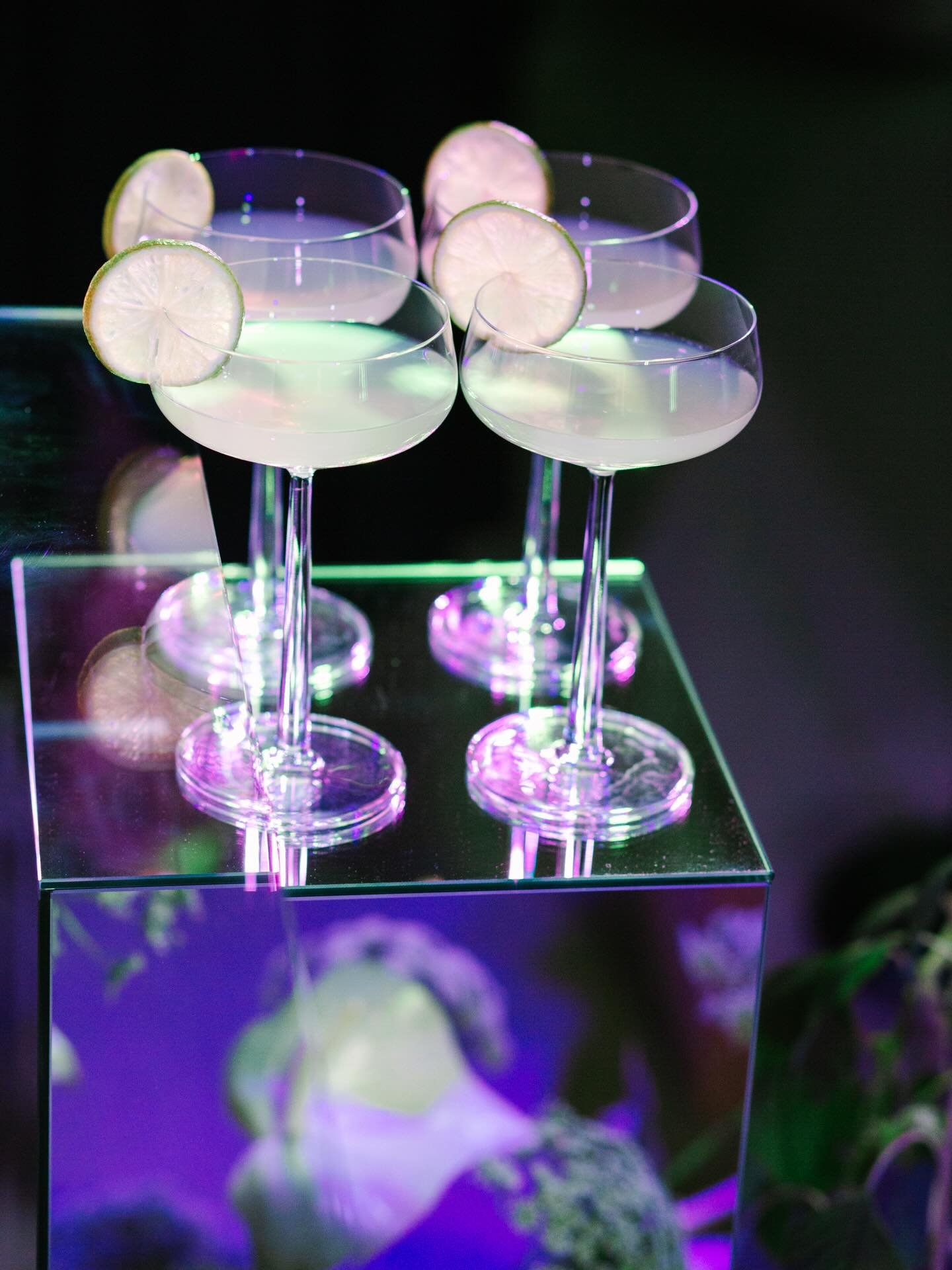 2025 in review ✨ Part Two

Luomme yhteisty&ouml;kumppanimme Monan @say_it_with_a_cake kanssa tapahtumakokonaisuuksia sis&auml;lt&auml;en kukat, stailauksen &amp; cateringin. Uuden vuoden kunniaksi muistelemme nyt muutamia viime vuoden mieleenpainuvim