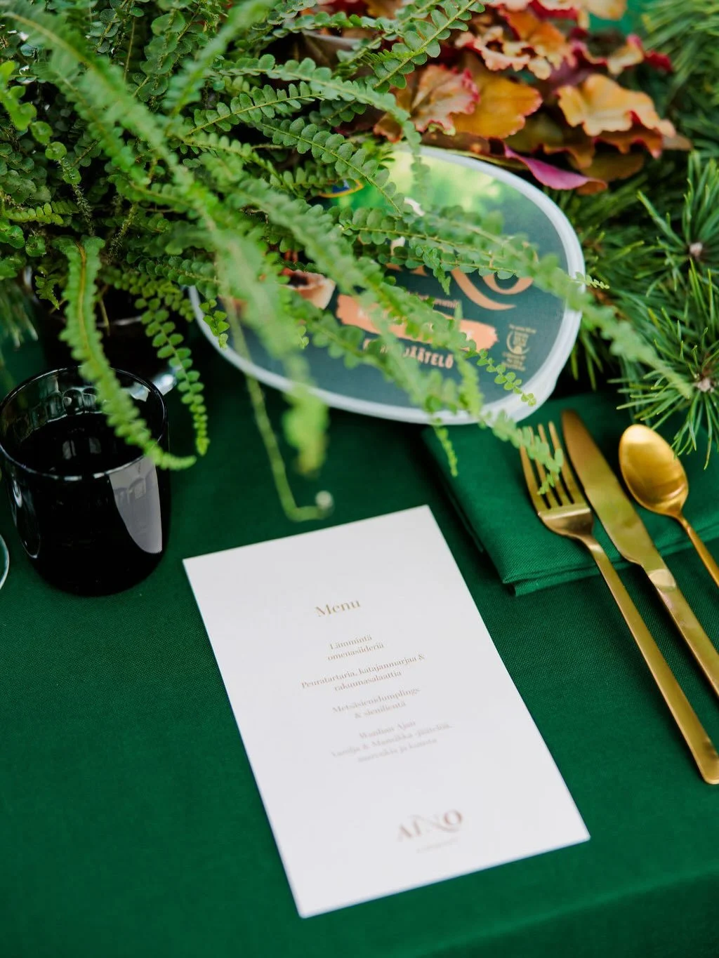 2025 in review ✨ Part Three

Luomme yhteisty&ouml;kumppanimme Monan @say_it_with_a_cake kanssa tapahtumakokonaisuuksia sis&auml;lt&auml;en kukat, stailauksen &amp; cateringin. Uuden vuoden kunniaksi muistelemme nyt muutamia viime vuoden mieleenpainuv