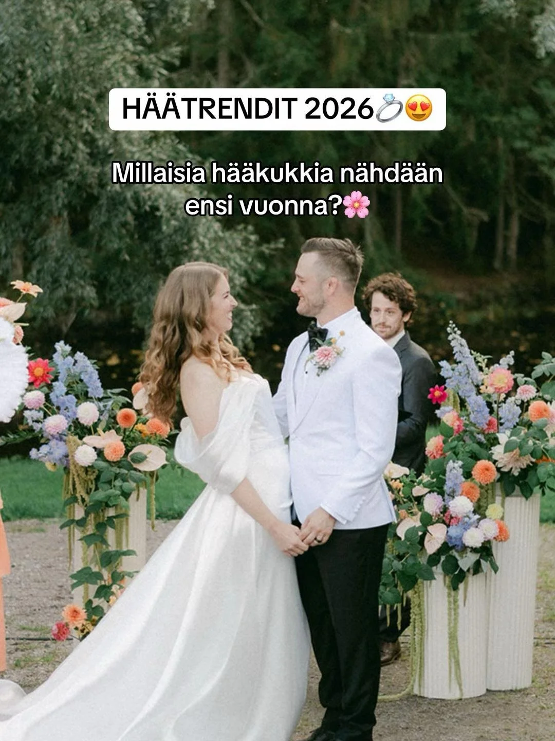 K&auml;yd&auml;&auml;n l&auml;pi t&auml;m&auml;n vuoden h&auml;&auml;trendit🌸💍
Kuvat: @visualsbyvera.k @hannikagabrielsson @mikaelametelinen 

#h&auml;&auml;t #h&auml;&auml;t2026 #h&auml;&auml;kukat #sustainablefloristry #floristi