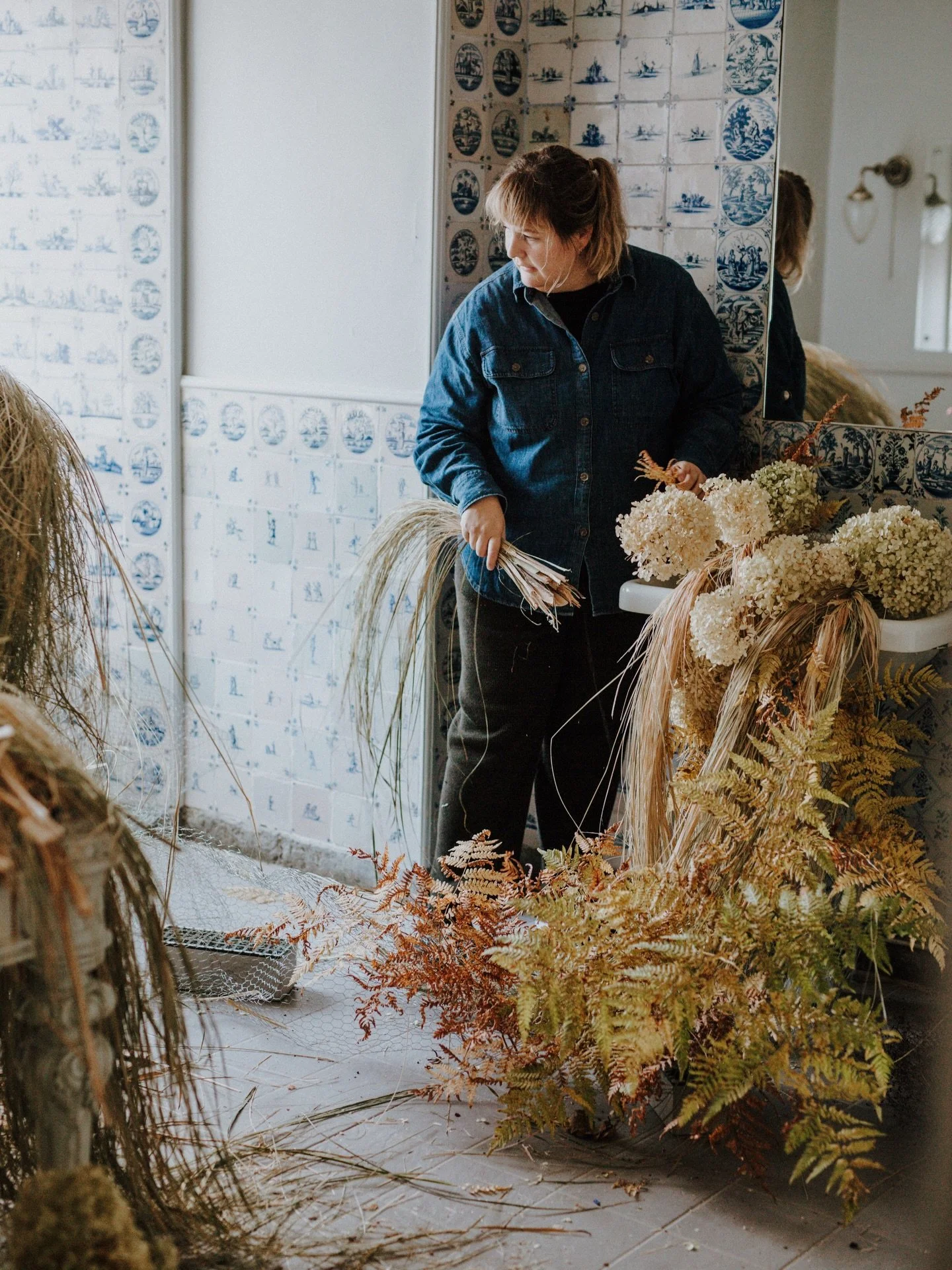 Tiesitk&ouml;, ett&auml; talvi on t&auml;ydellinen vuodenaika nauttia kuivakukista? 🌾

Talvella tuoreita kukkia, etenkin kotimaisia, on v&auml;hemm&auml;n saatavilla &ndash; ja ne tulevat usein kaukaa. Kuivakukat mahdollistavat kauniin ja kest&auml;