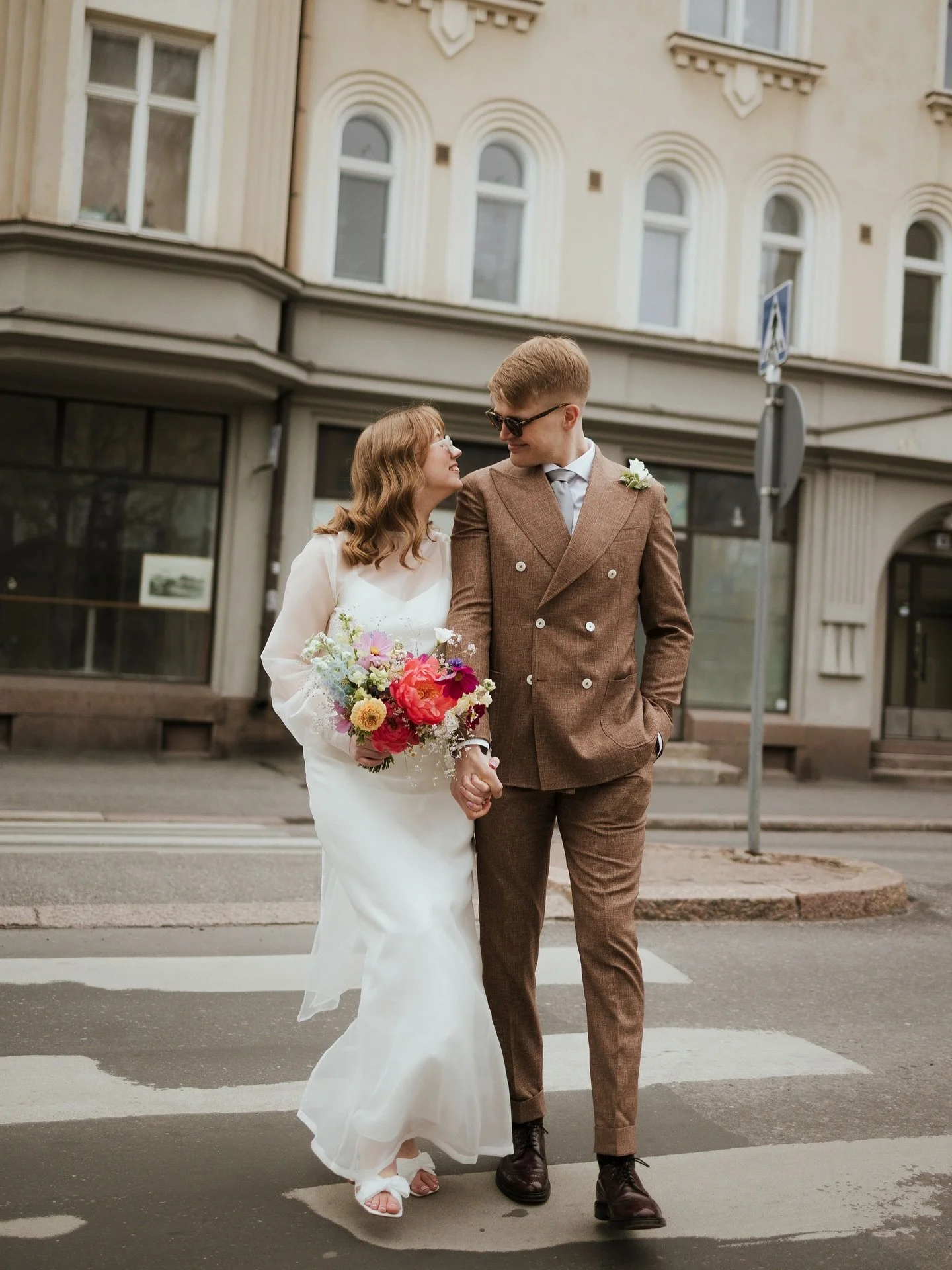 Weddings 2025 in review, Part One: O&amp;M 🌺

Tuleva h&auml;&auml;sesonki kurkkii jo ovenraosta, emmek&auml; malta odottaa, ett&auml; p&auml;&auml;semme toteuttamaan teid&auml;n kukkahaaveitanne. Viel&auml; on kuitenkin hyv&auml; hetki palata muiste