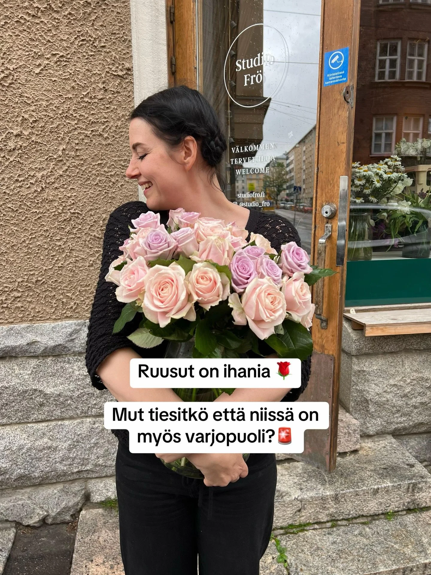 Tiesitk&ouml;, ett&auml; yksi ruusu voi kuluttaa jopa 9 litraa vett&auml;?😱💦

#floristi #studiofro #ruusu #sustainablefloristry