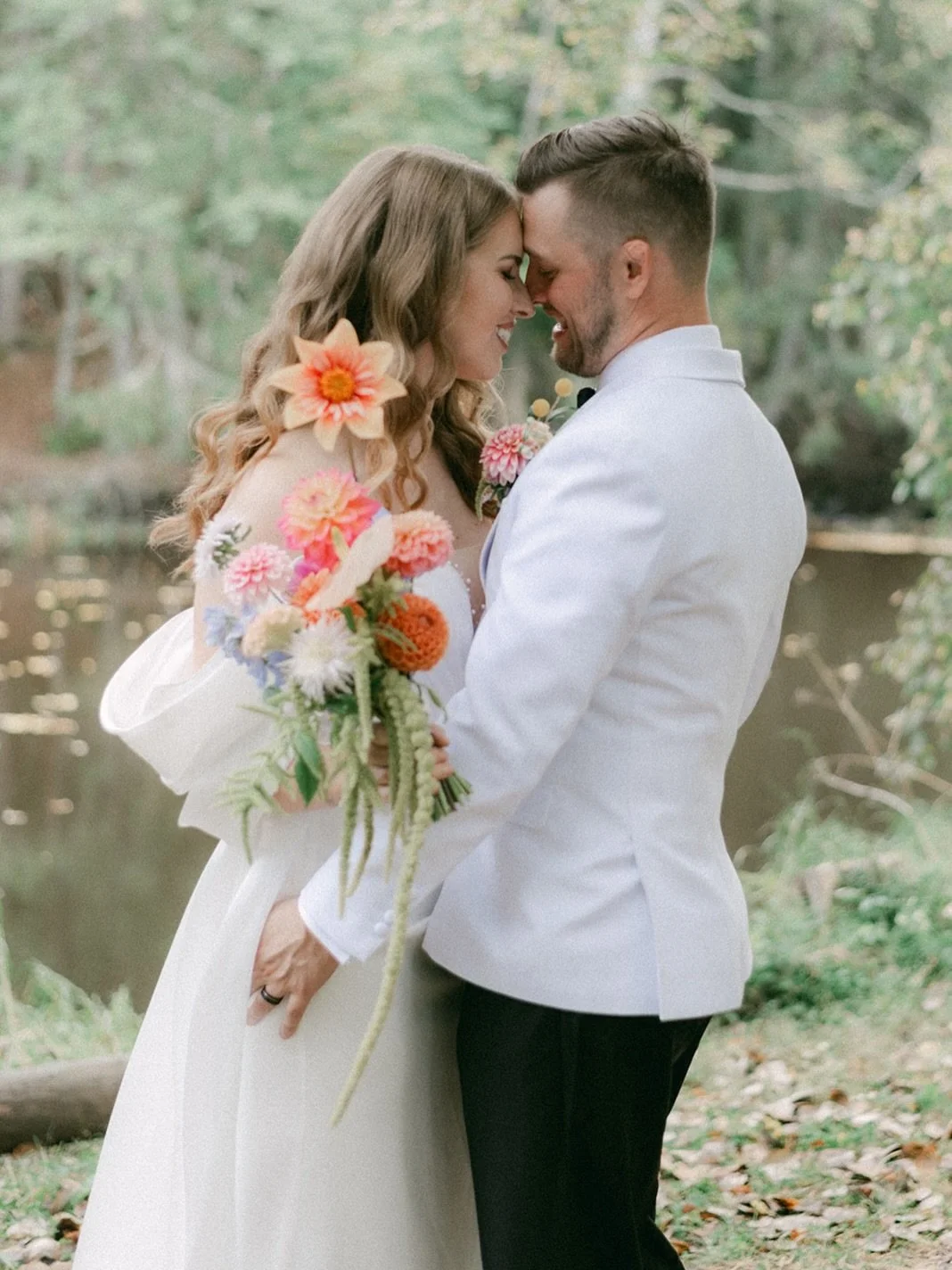 Weddings 2025 in review, Part Three: K&amp;T&nbsp;🌸

Tuleva h&auml;&auml;sesonki kurkkii jo ovenraosta, emmek&auml; malta odottaa, ett&auml; p&auml;&auml;semme toteuttamaan teid&auml;n kukkahaaveitanne. Viel&auml; on kuitenkin hyv&auml; hetki palata