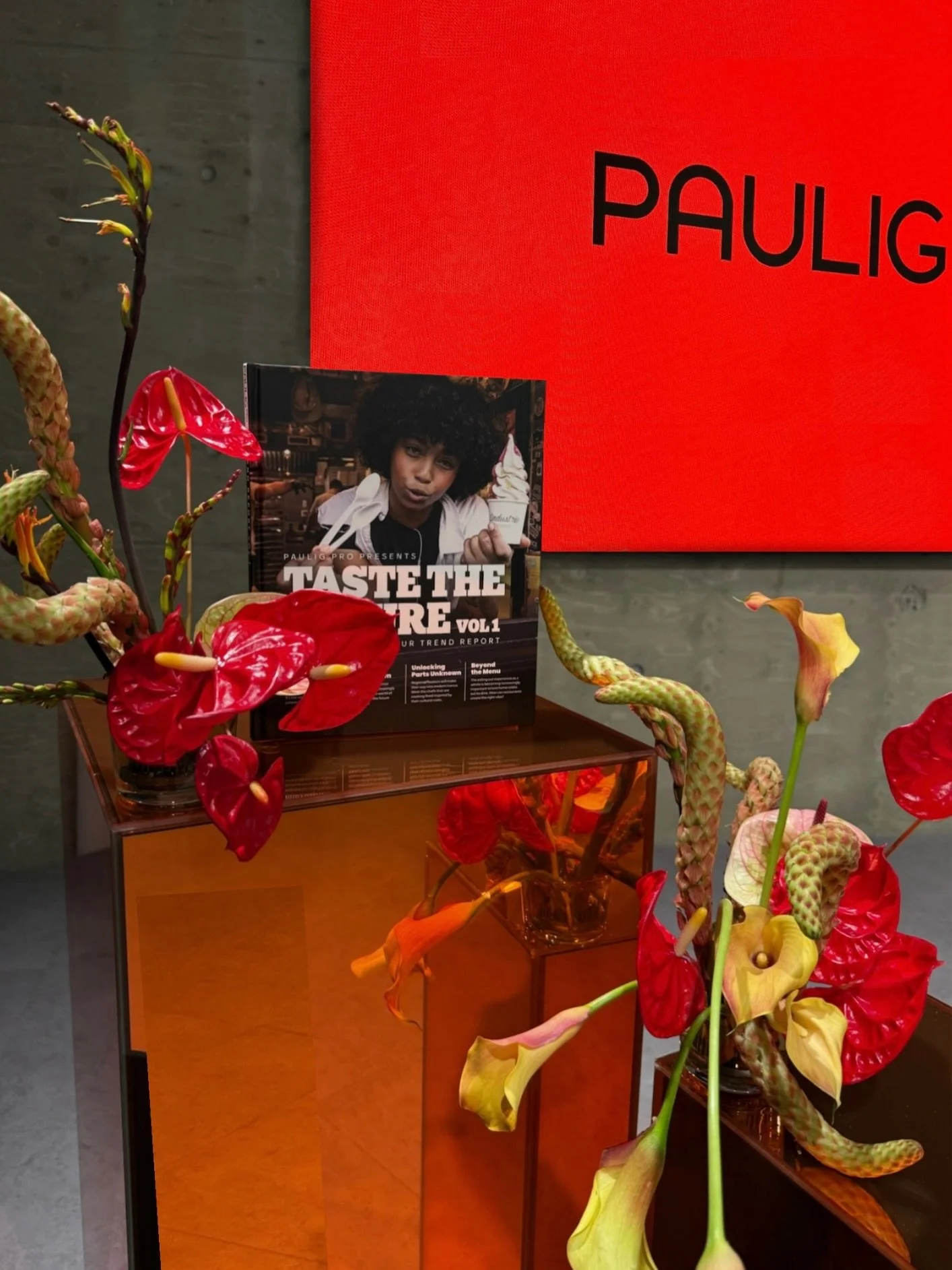 Paulig 150-vuotissyntt&auml;rilounas stailaus❤️

Lounaan aikana inspiroiduttiin t&auml;m&auml;n hetken ruokatrendeist&auml;, ja stailauksessa kukkien rinnalle tuotiin @pauligfi tuotteista l&ouml;ytyvi&auml; raaka-aineita: lime&auml;, chilej&auml;, pi